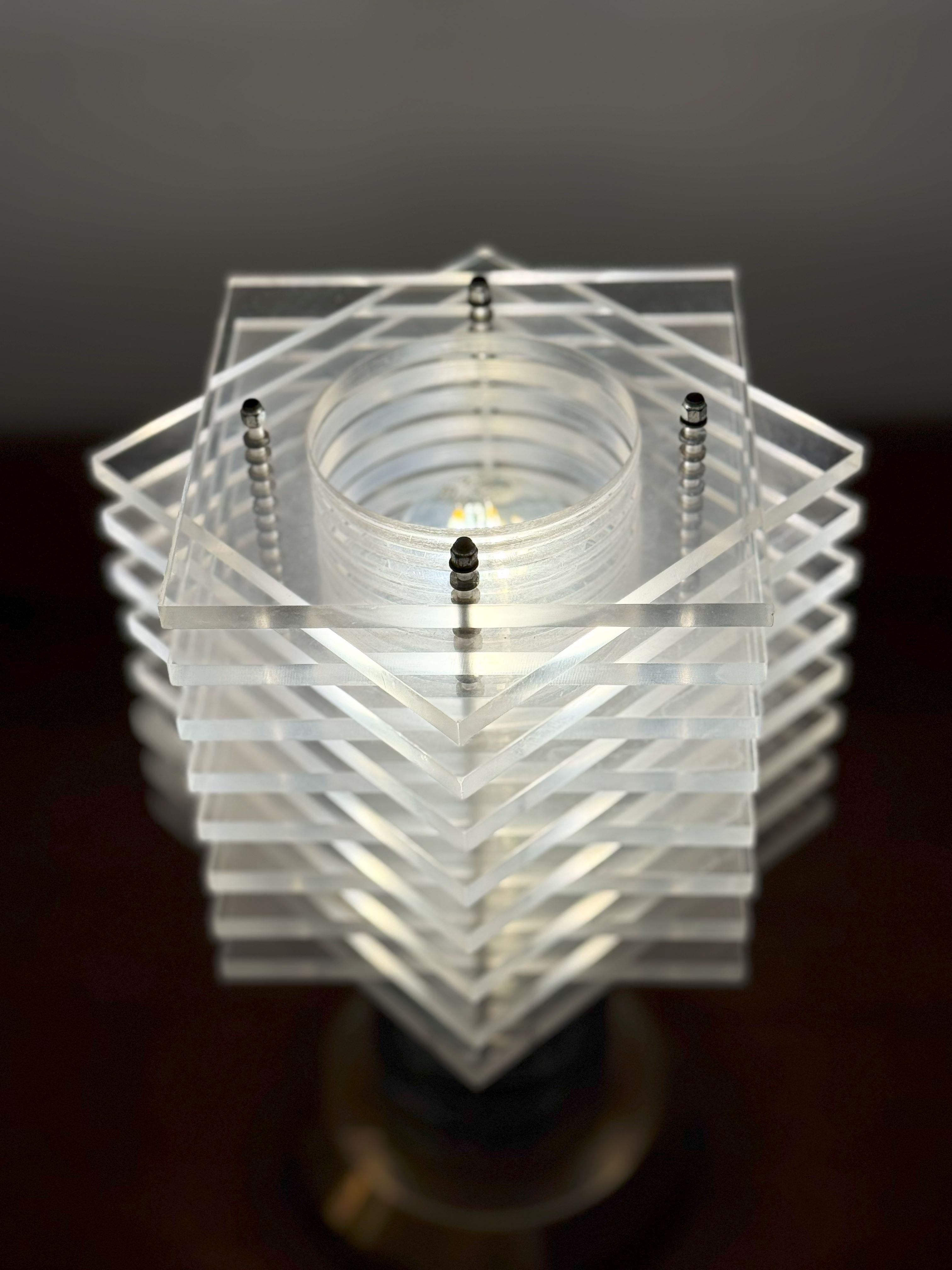 Laiton A.I.C. Italian Vintage Modernist Lucite and Brass Table Lamp, c. 1968-1975 en vente