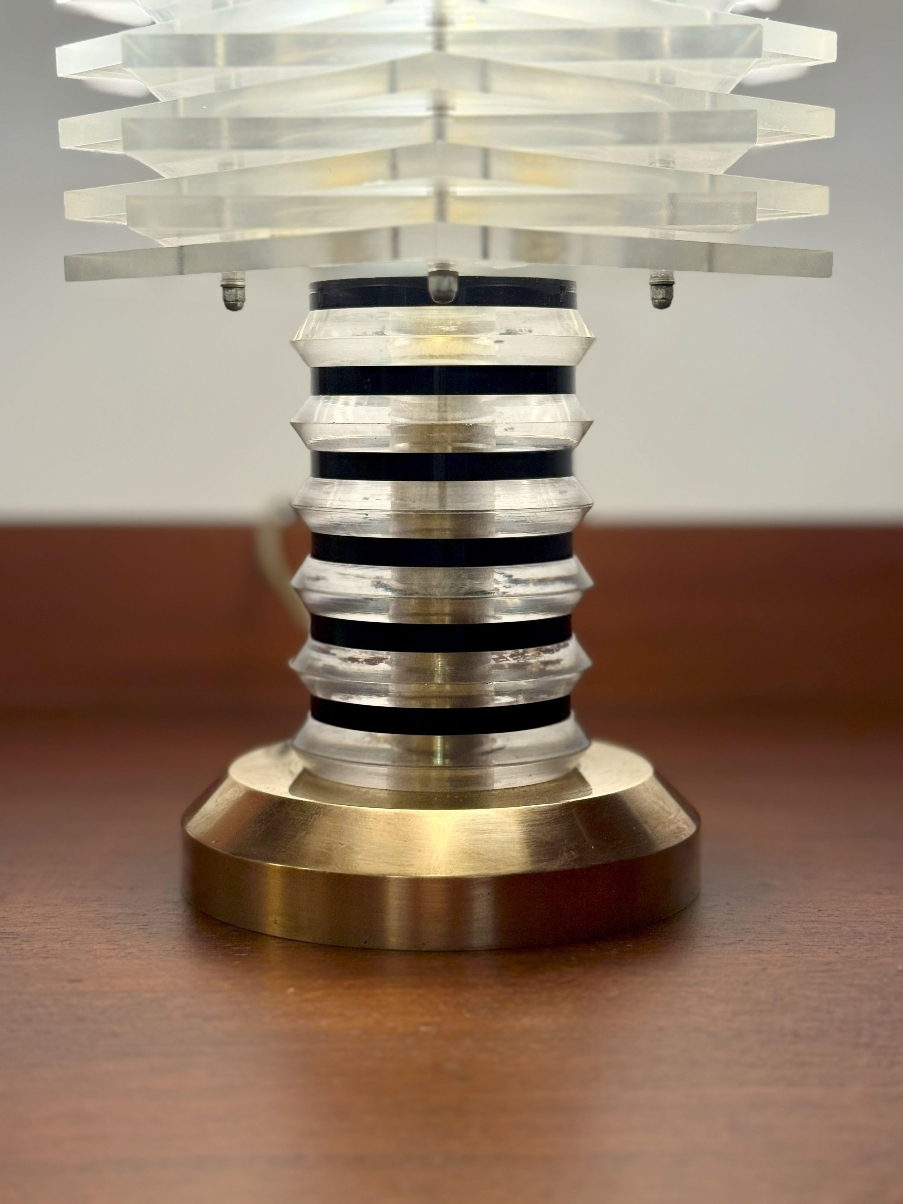A.I.C. Italian Vintage Modernist Lucite and Brass Table Lamp, c. 1968-1975 en vente 2