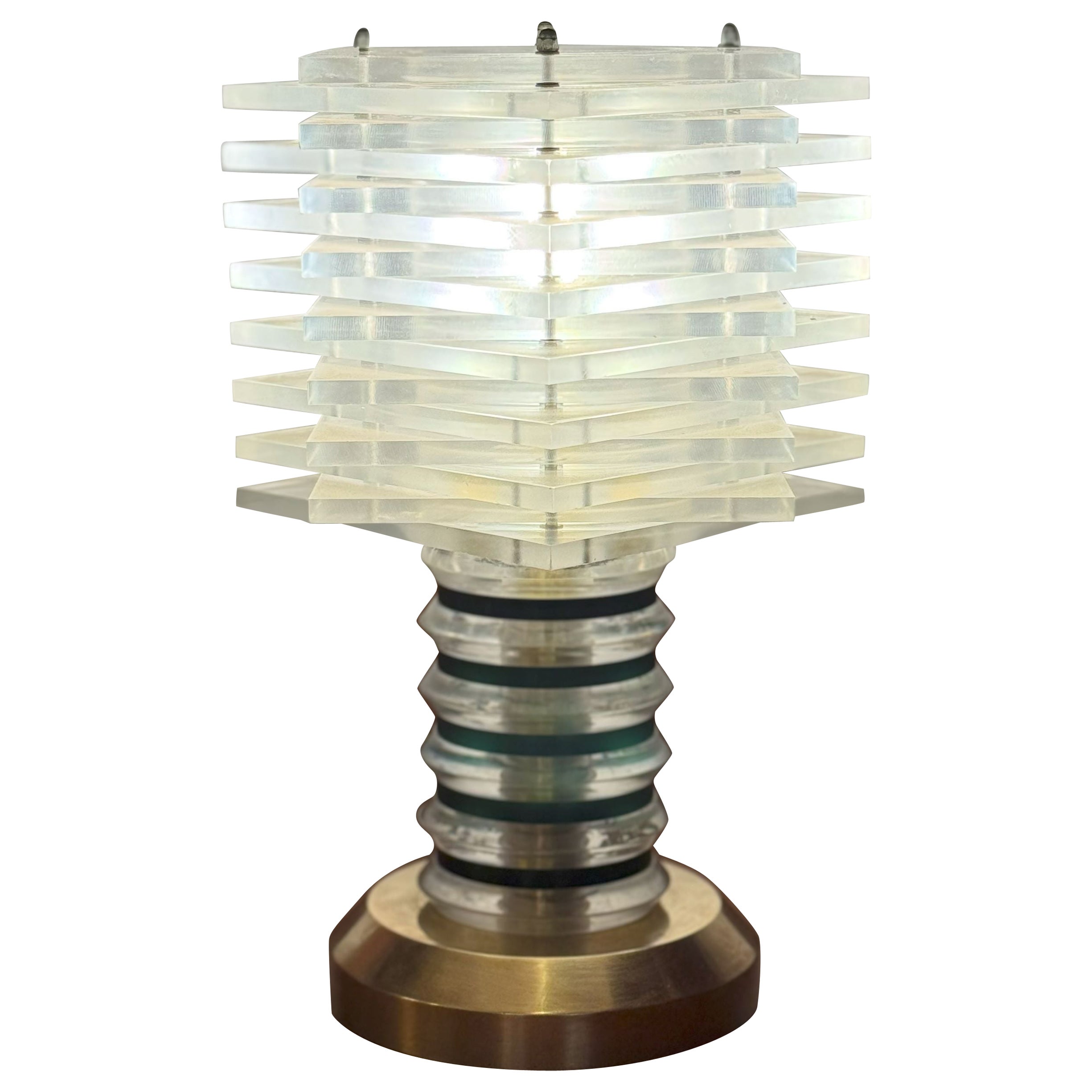 Lámpara de mesa italiana Vintage Italian Modernist de lucita y latón, c. 1968-1975 en venta