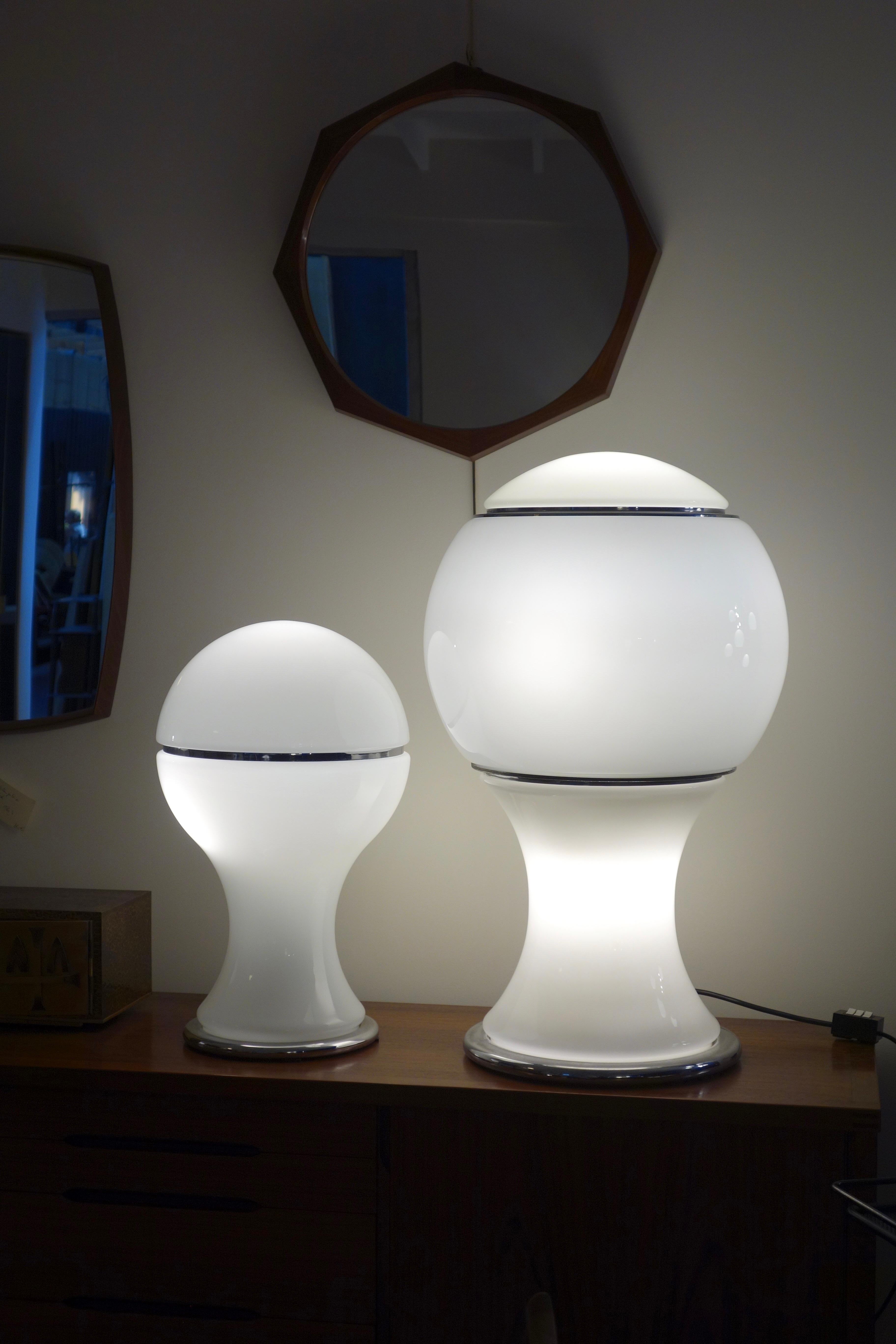 Set of two “Mongolfiera” lamps by Gianni Celada for Fontana Arte dating from 1968. Italian manufacturing of very good quality work. No longer edited today. They consist of a chrome steel structure on which several parts of blown opaline Murano glass
