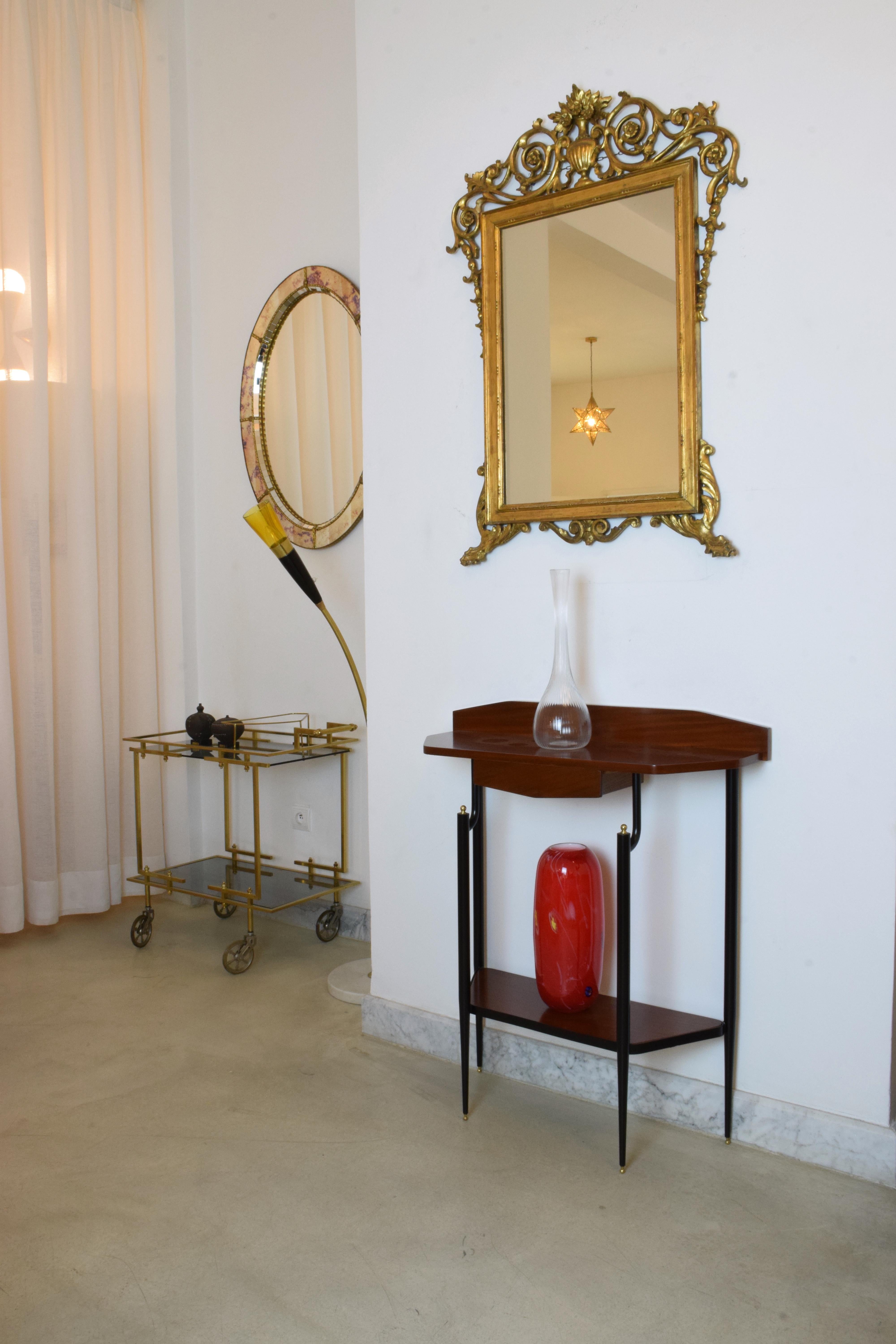Eine italienische rote Vase aus Kunstglas des 20. Jahrhunderts mit weißen, detaillierten Wirbeln und blauen und gelben Millefiori-Mustern.
Italien, ca. 1960er Jahre.
 


Spirit Gallery präsentiert eine harmonische Mischung aus ikonischen und