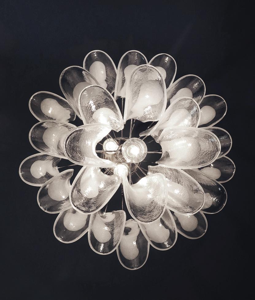 Lampadario vintage italiano di Murano composto da 26 petali di vetro (trasparente e bianco 