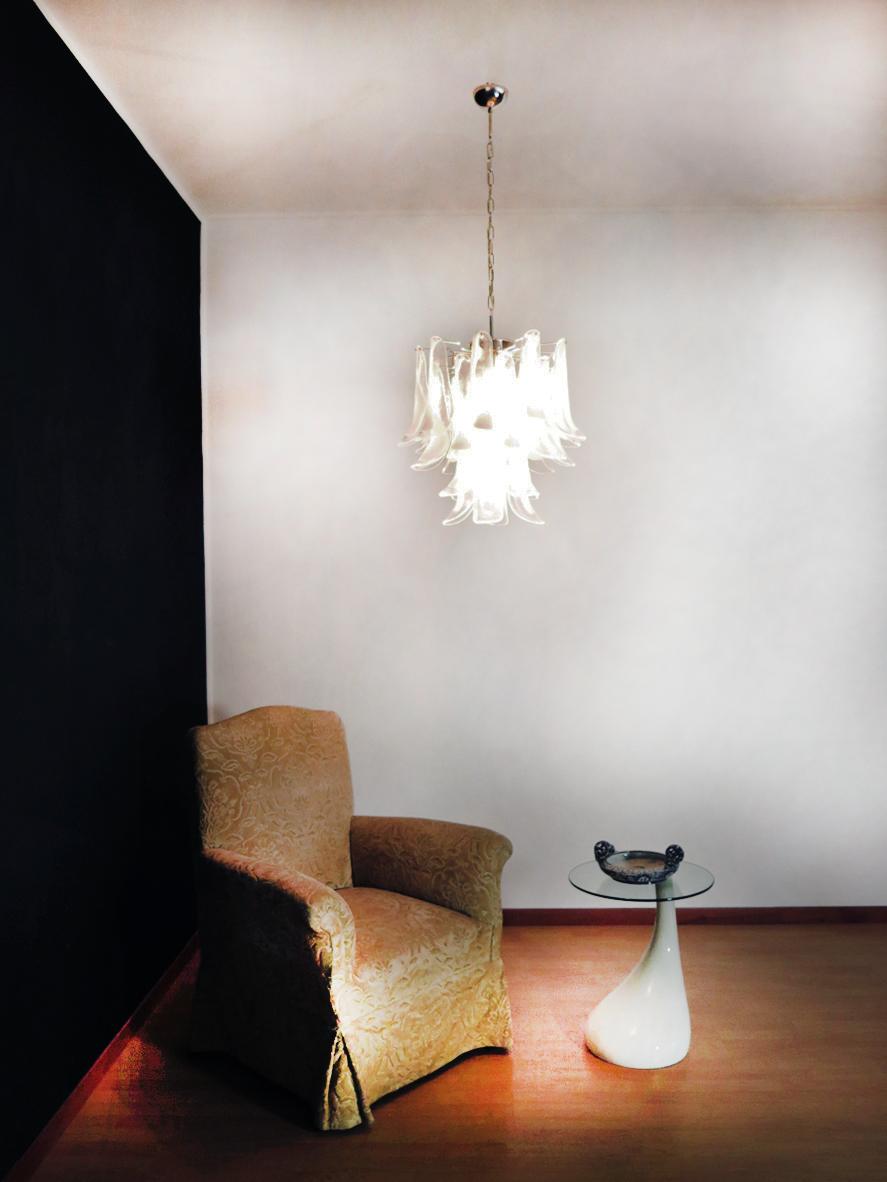 Galvanizzato Lampadario vintage italiano di Murano, 26 petali di vetro in vendita