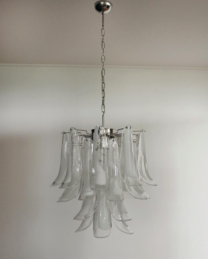 XX secolo Lampadario vintage italiano di Murano, 26 petali di vetro in vendita