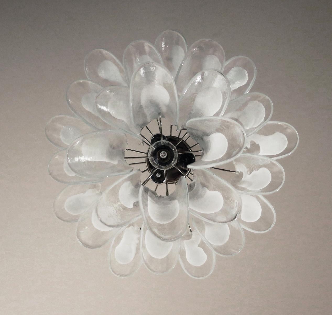Lampadario vintage italiano di Murano, 26 petali di vetro in vendita 1