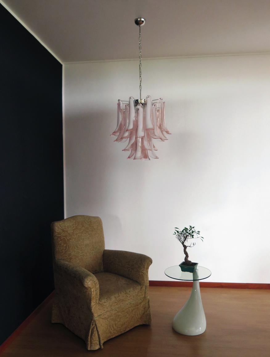 Italienischer Vintage Murano-Kronleuchter - 26 rosa Glasblütenblätter im Zustand „Gut“ im Angebot in Gaiarine Frazione Francenigo (TV), IT