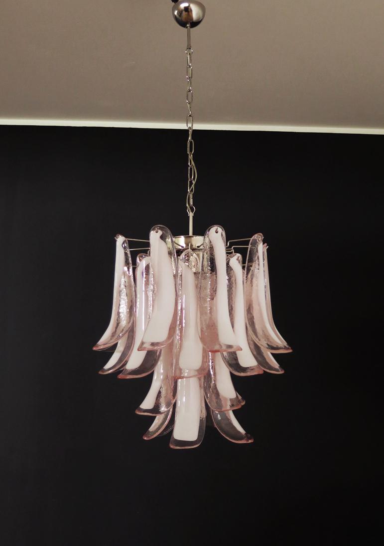 Verre d'art Lustre italien vintage de Murano - 26 pétales de verre rose en vente