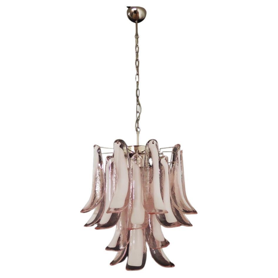 Italienischer Vintage Murano-Kronleuchter - 26 rosa Glasblütenblätter im Angebot