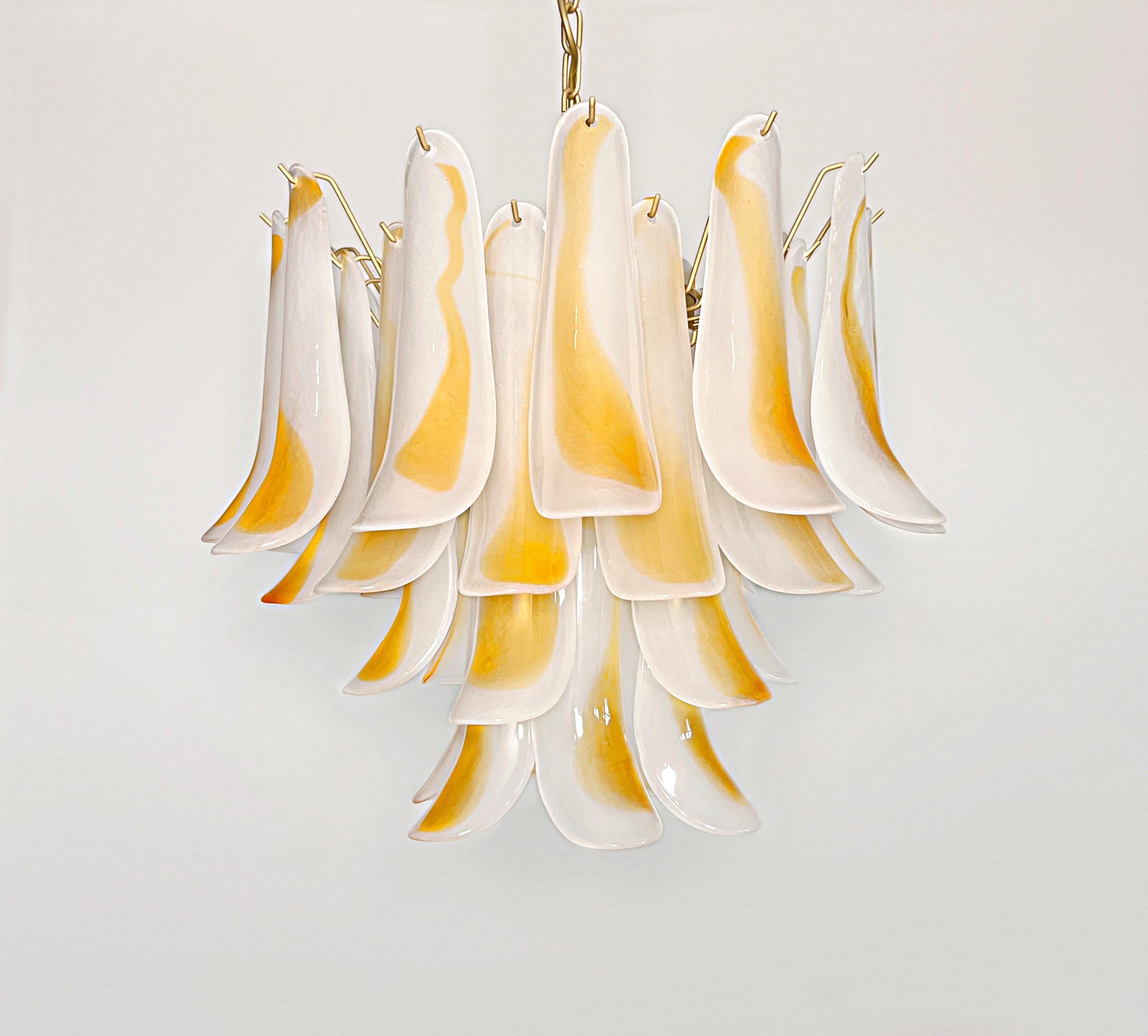 Lustre italien vintage de Murano - 36 pétales de verre ambré gravés à l'acide en vente 3