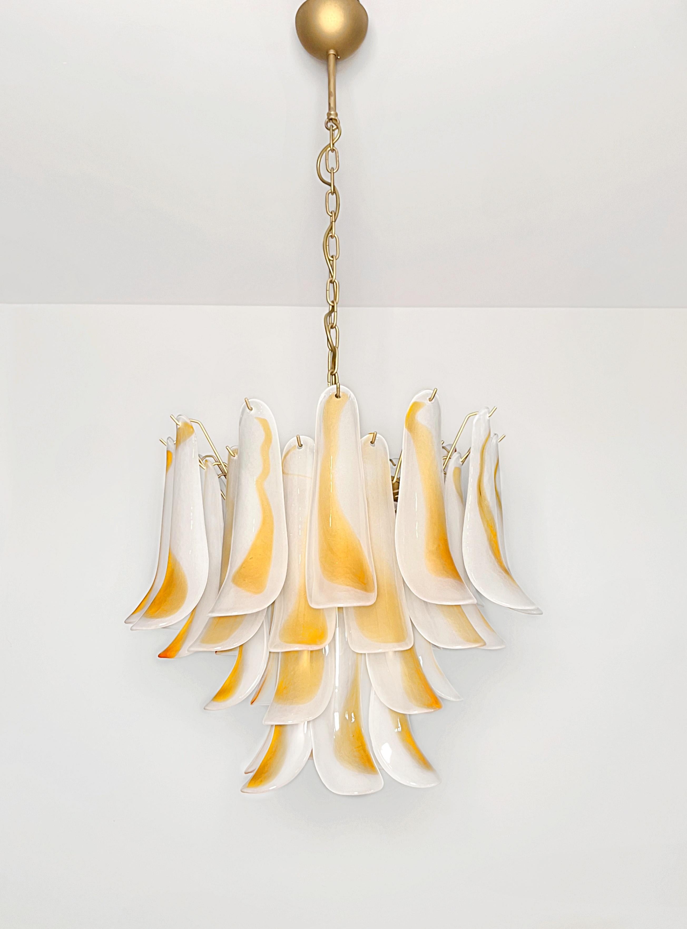 Lustre italien vintage de Murano - 36 pétales de verre ambré gravés à l'acide en vente 4
