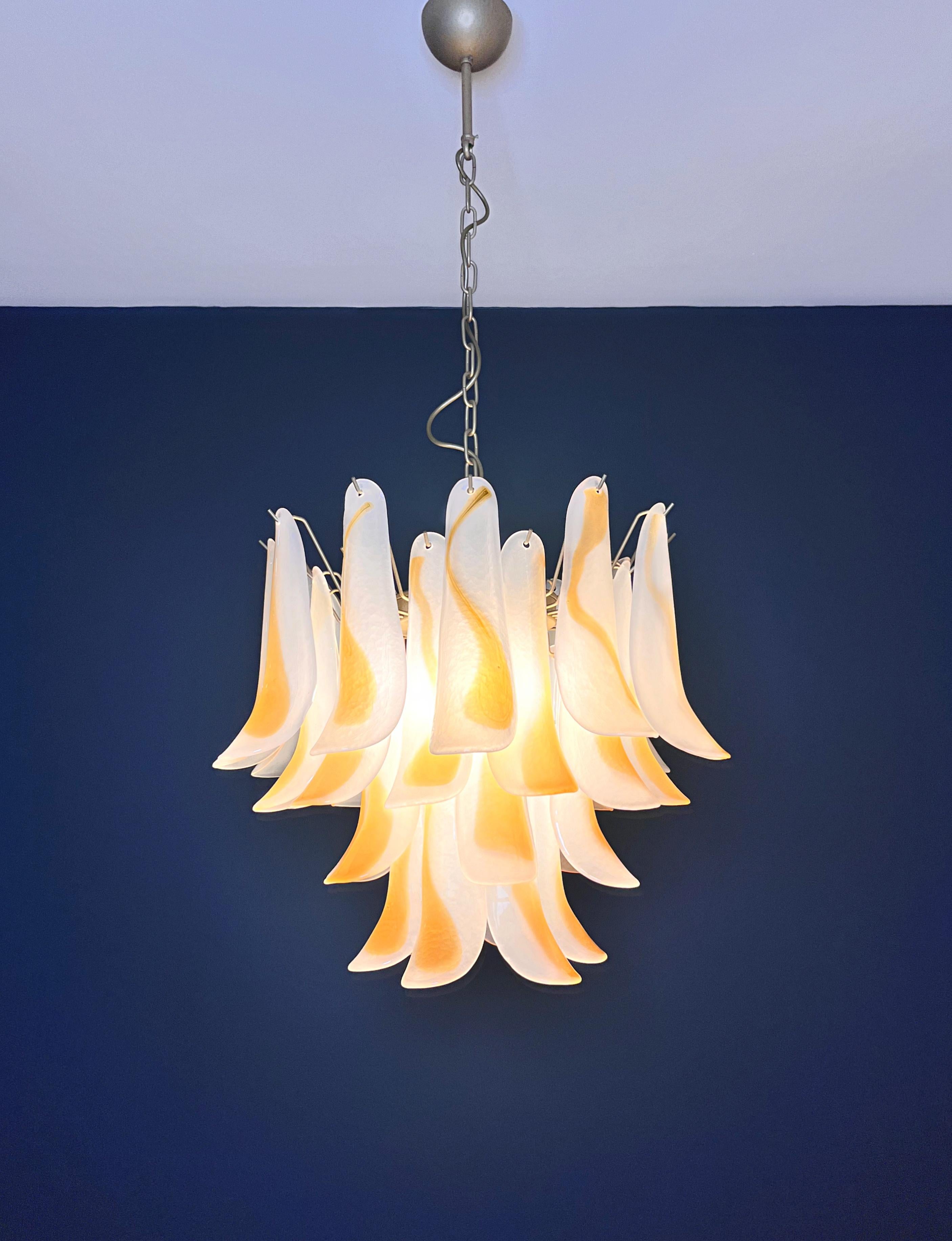 Lustre italien vintage de Murano - 36 pétales de verre ambré gravés à l'acide en vente 8