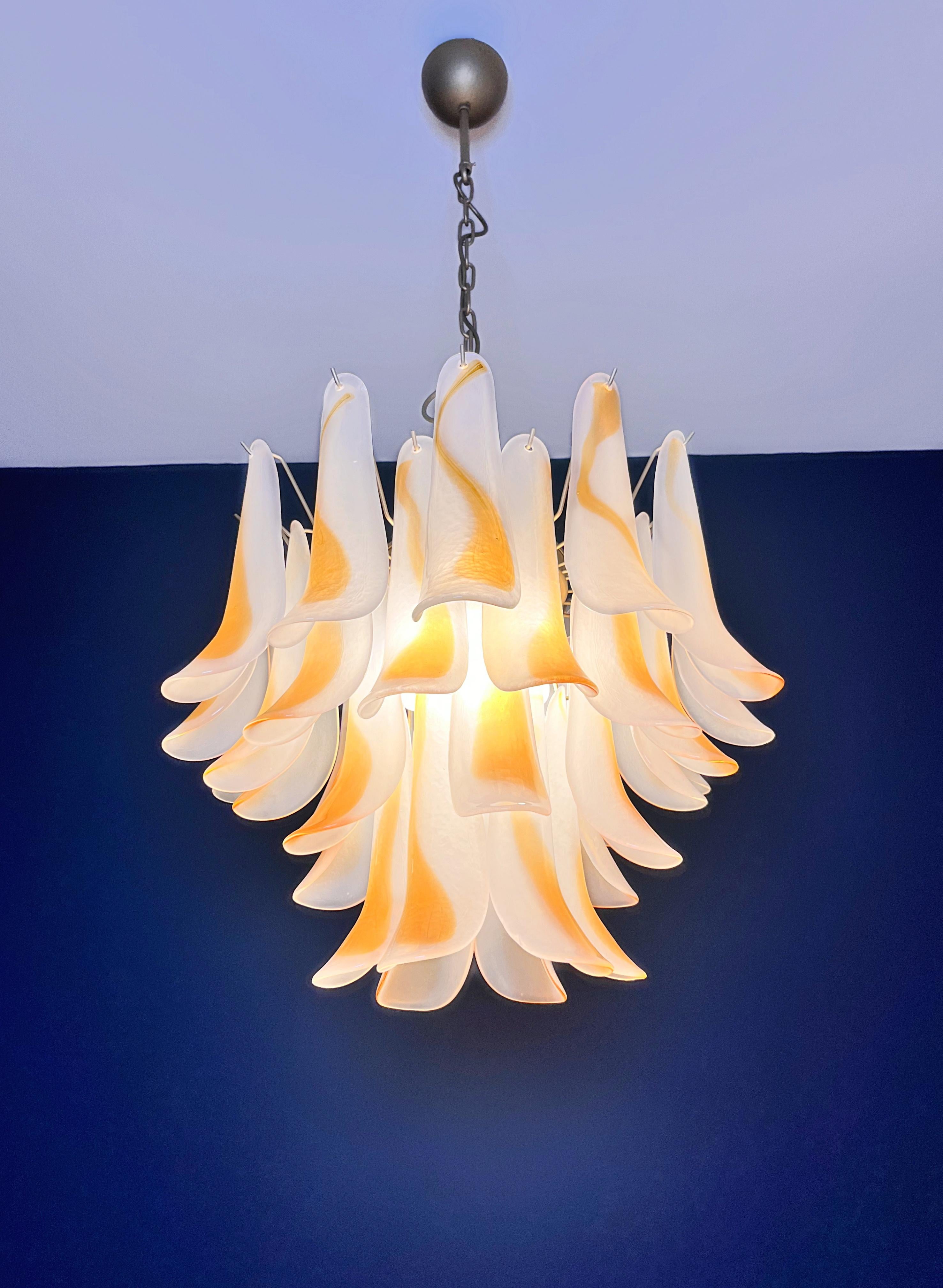 Lustre italien vintage de Murano - 36 pétales de verre ambré gravés à l'acide en vente 9