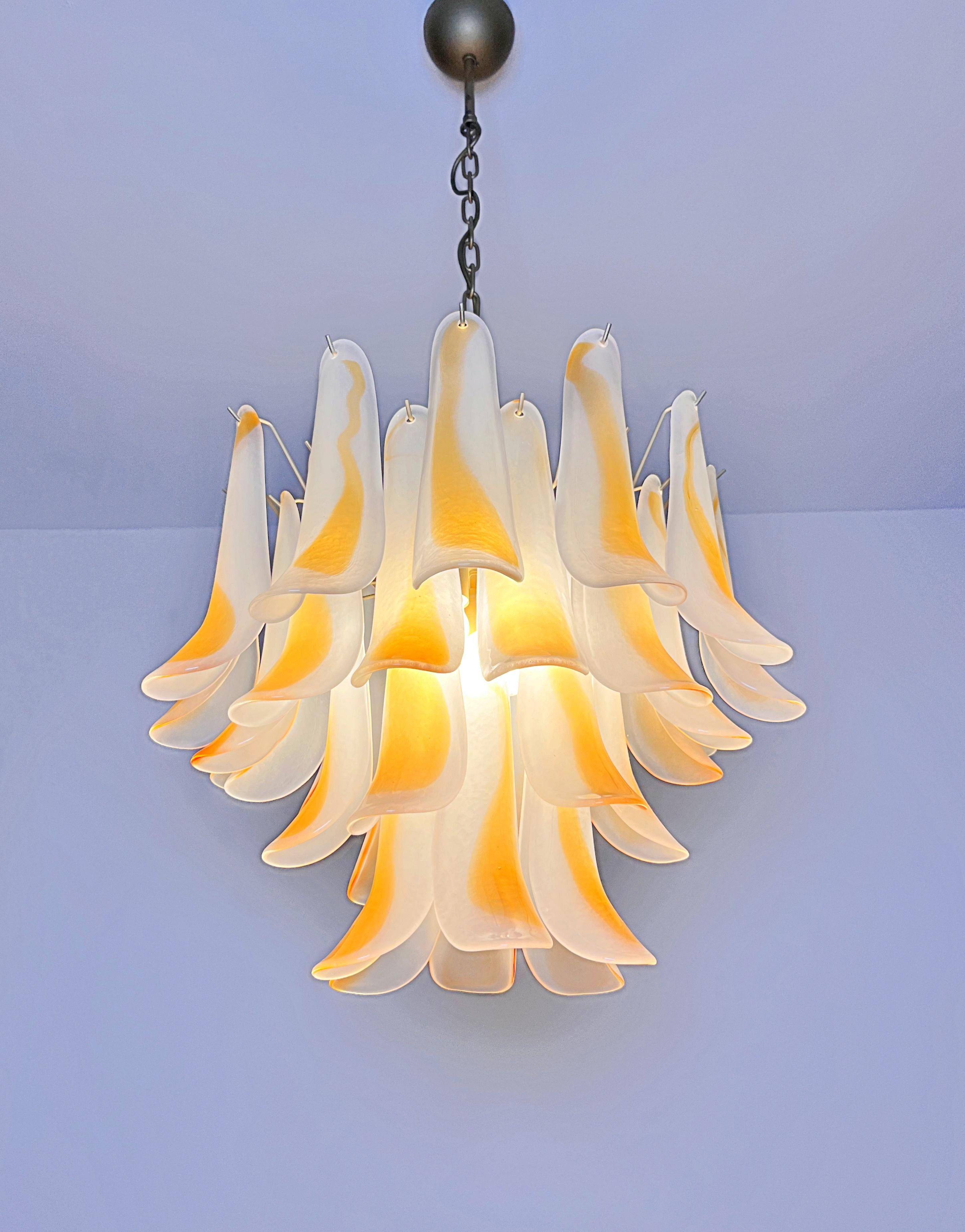 Lustre italien vintage de Murano - 36 pétales de verre ambré gravés à l'acide en vente 10