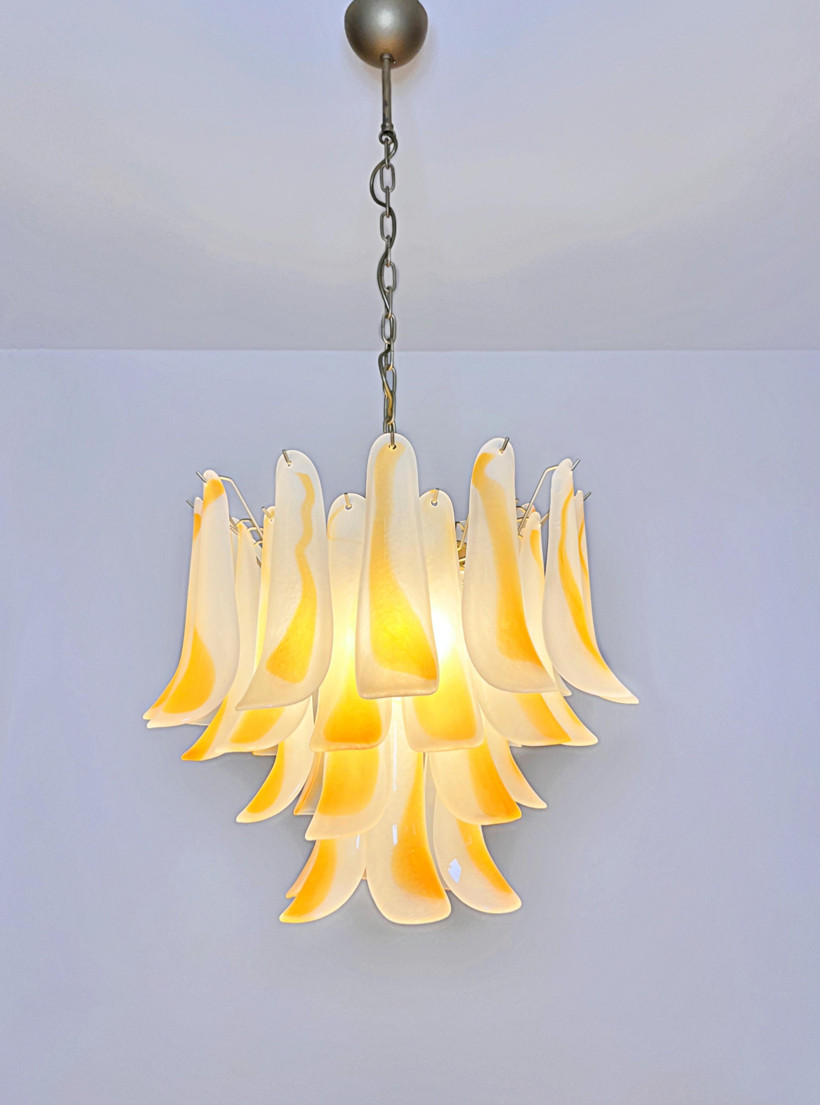 Lustre italien vintage de Murano - 36 pétales de verre ambré gravés à l'acide en vente 11