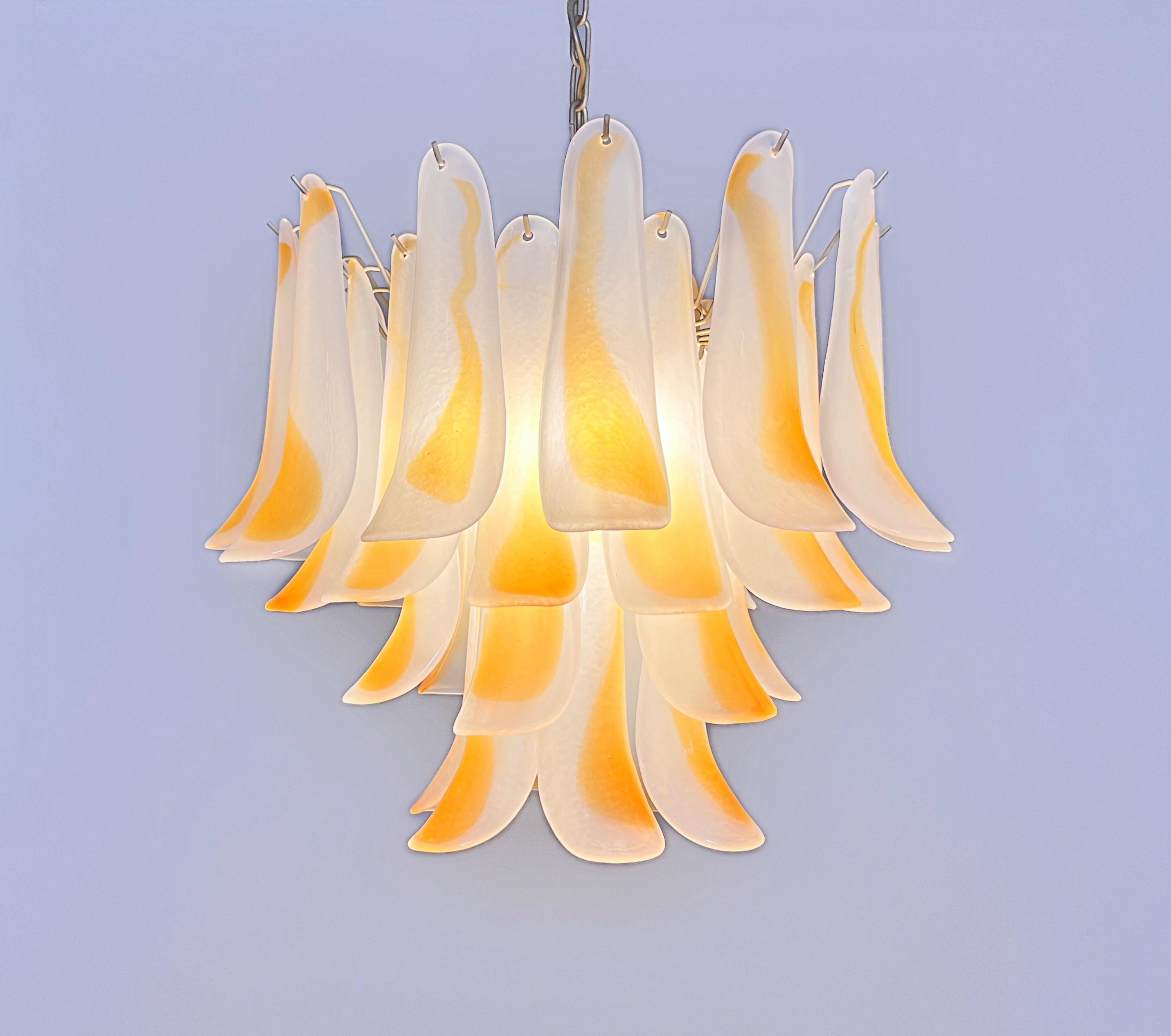 Lustre italien vintage de Murano - 36 pétales de verre ambré gravés à l'acide en vente 12
