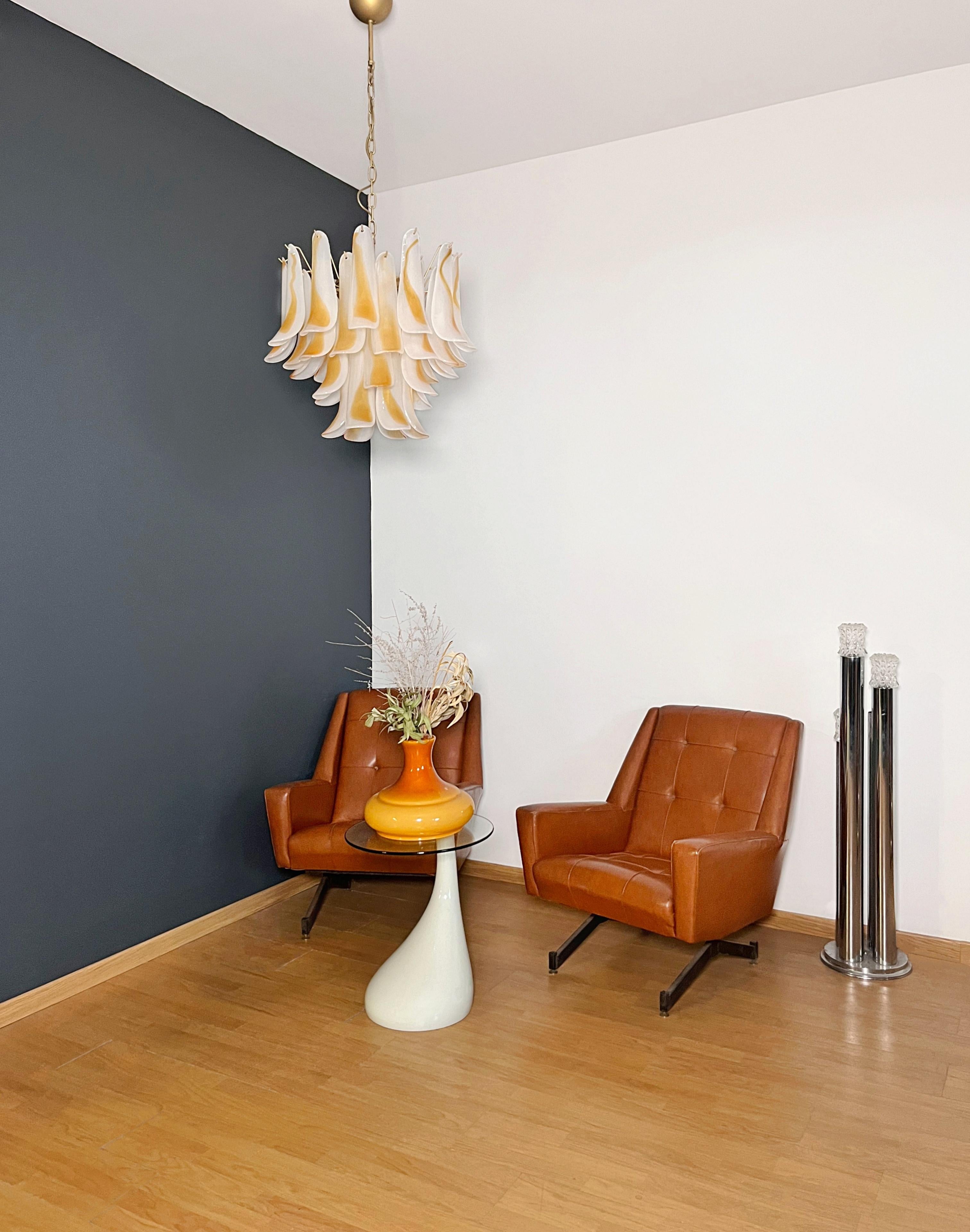 Magnifique lustre avec 36 pièces gravées à l'acide.  avec une tache ambrée à l'intérieur des lunettes,  structure peinte en or. Les lunettes sont de très haute qualité, les photos ne font pas la beauté, l'éclat de ces lunettes.
Objet unique et