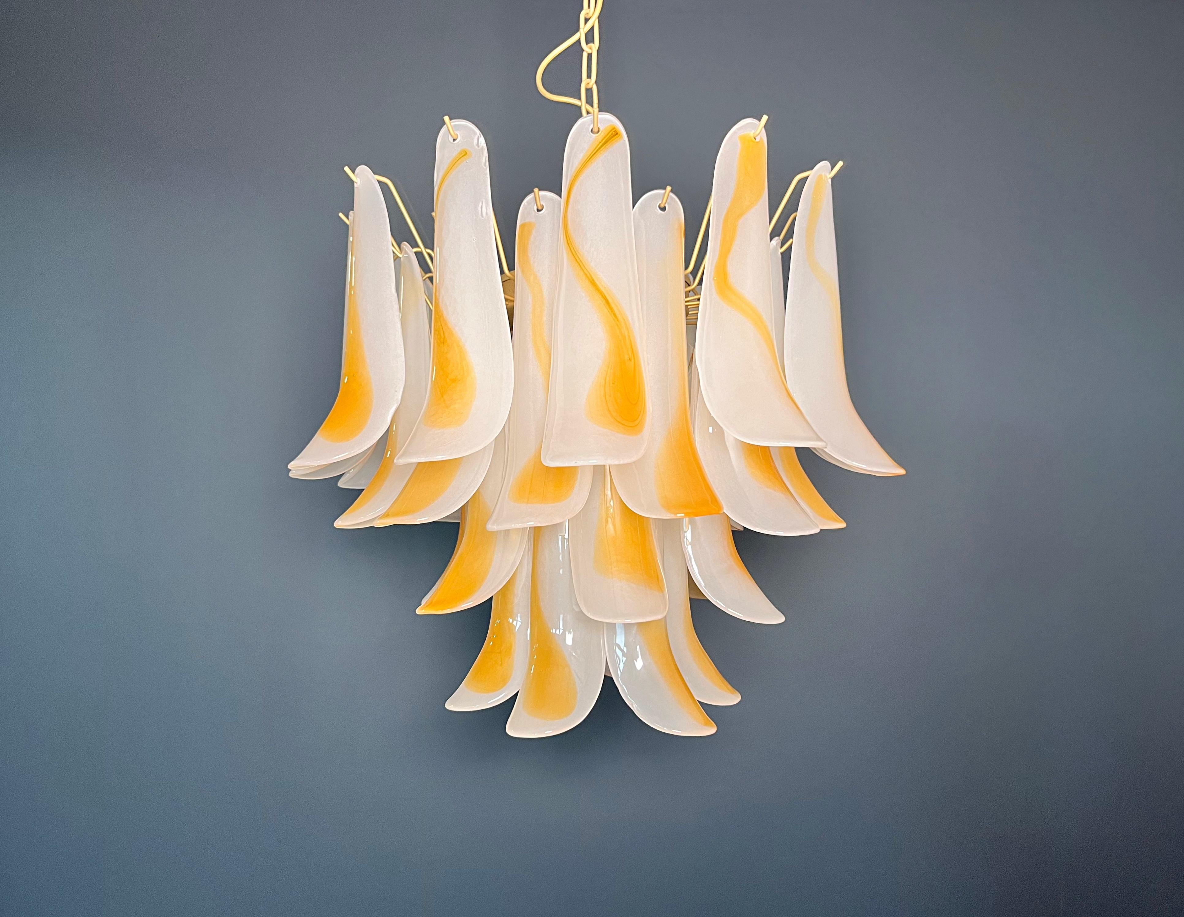 Lustre italien vintage de Murano - 36 pétales de verre ambré gravés à l'acide Bon état - En vente à Gaiarine Frazione Francenigo (TV), IT