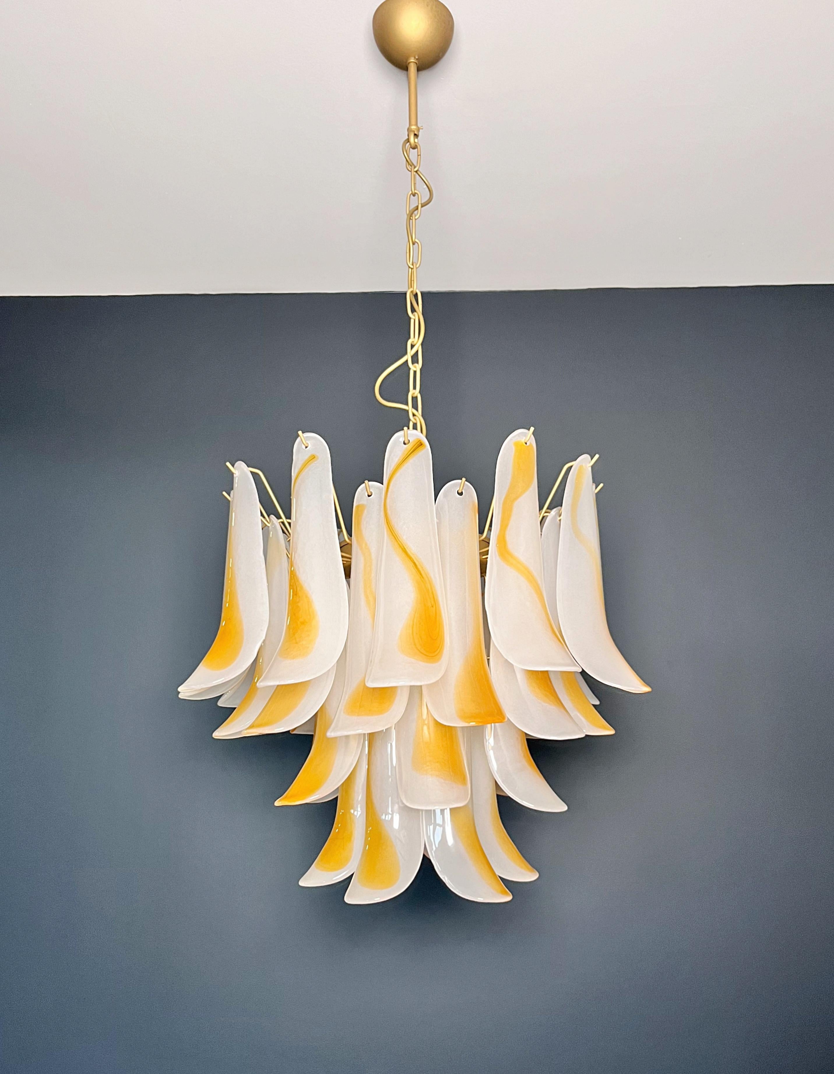 20ième siècle Lustre italien vintage de Murano - 36 pétales de verre ambré gravés à l'acide en vente