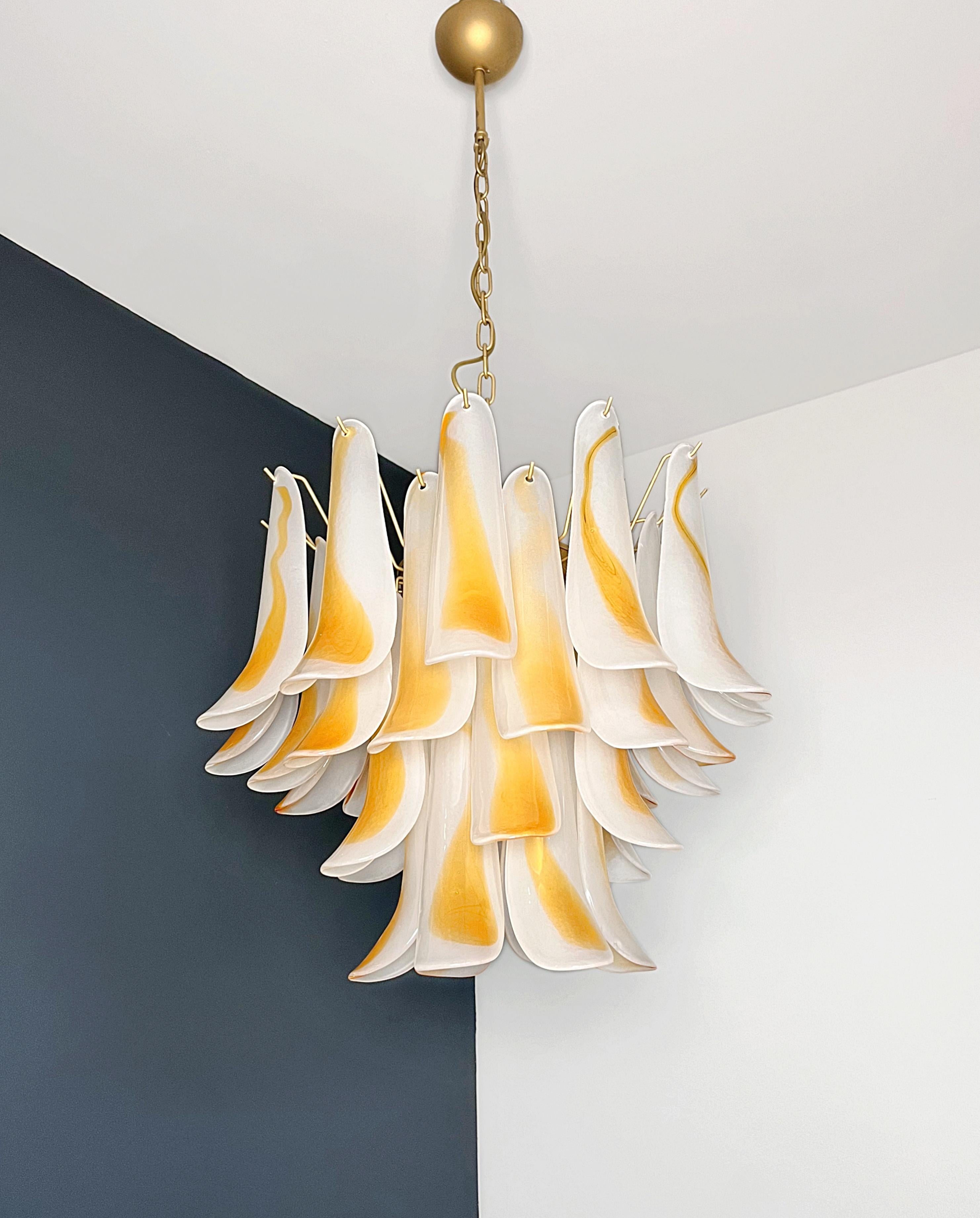 Lustre italien vintage de Murano - 36 pétales de verre ambré gravés à l'acide en vente 1