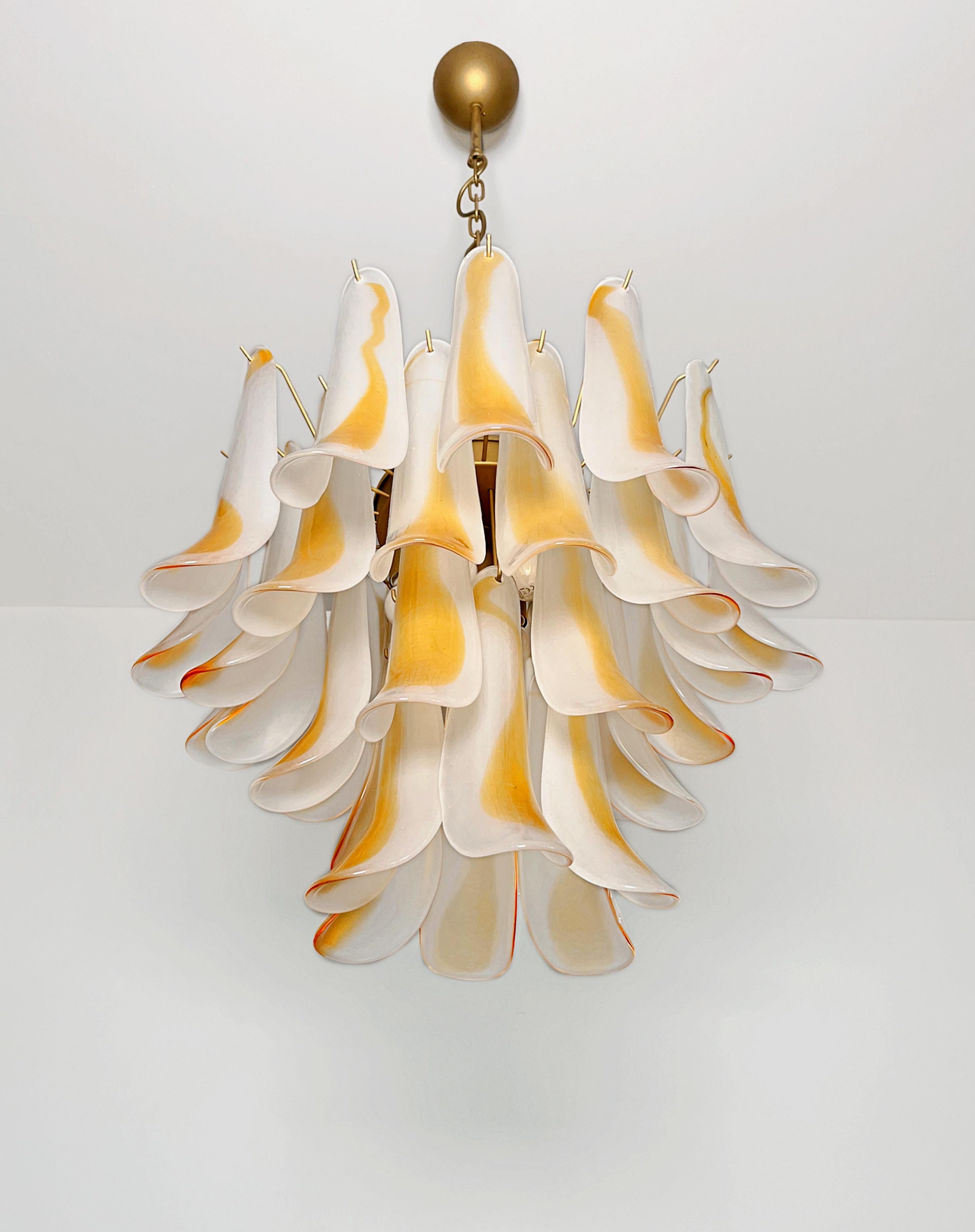 Lustre italien vintage de Murano - 36 pétales de verre ambré gravés à l'acide en vente 2