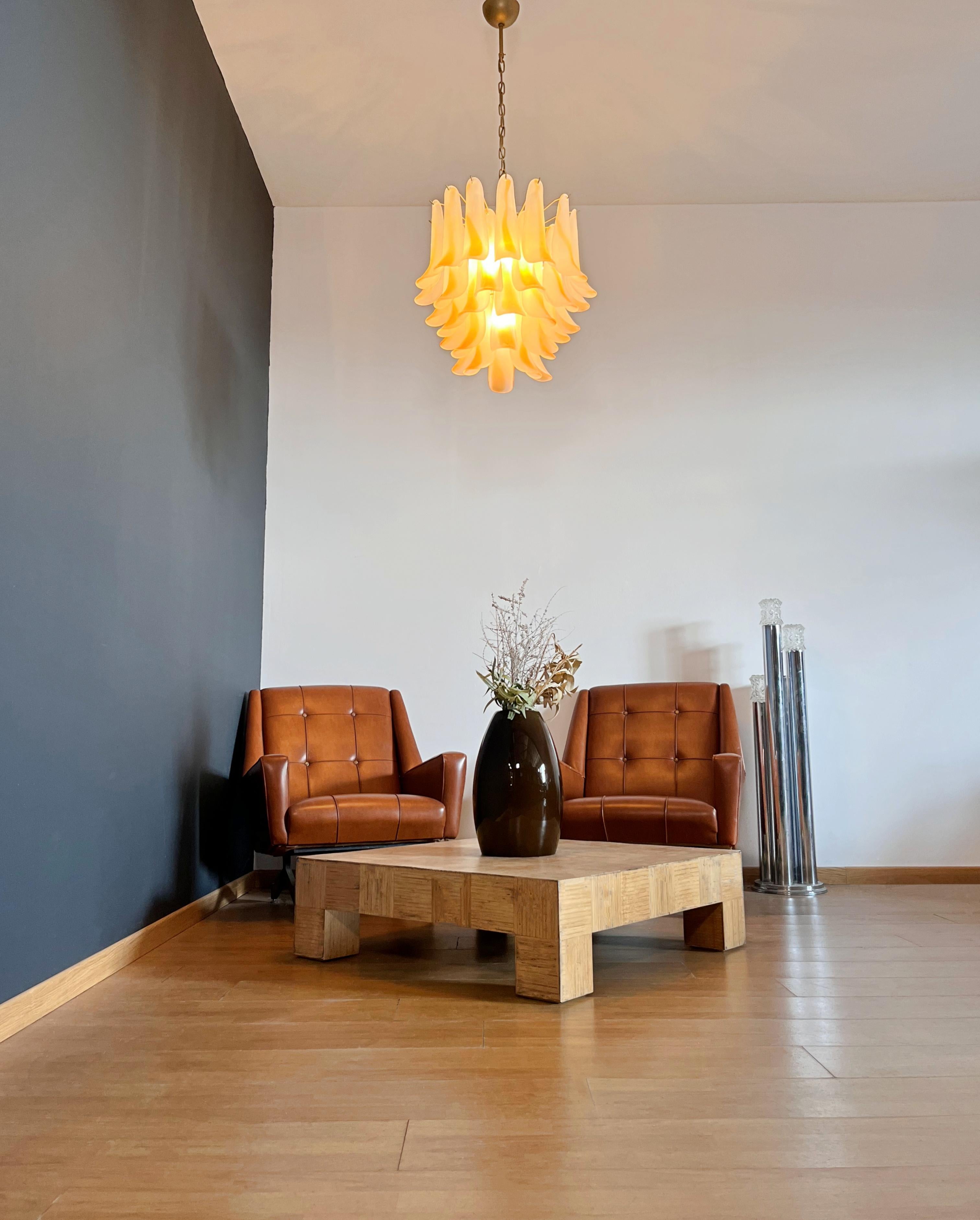 Italian vintage Murano chandelier - 41 acid-etched amber glass petals en vente 3