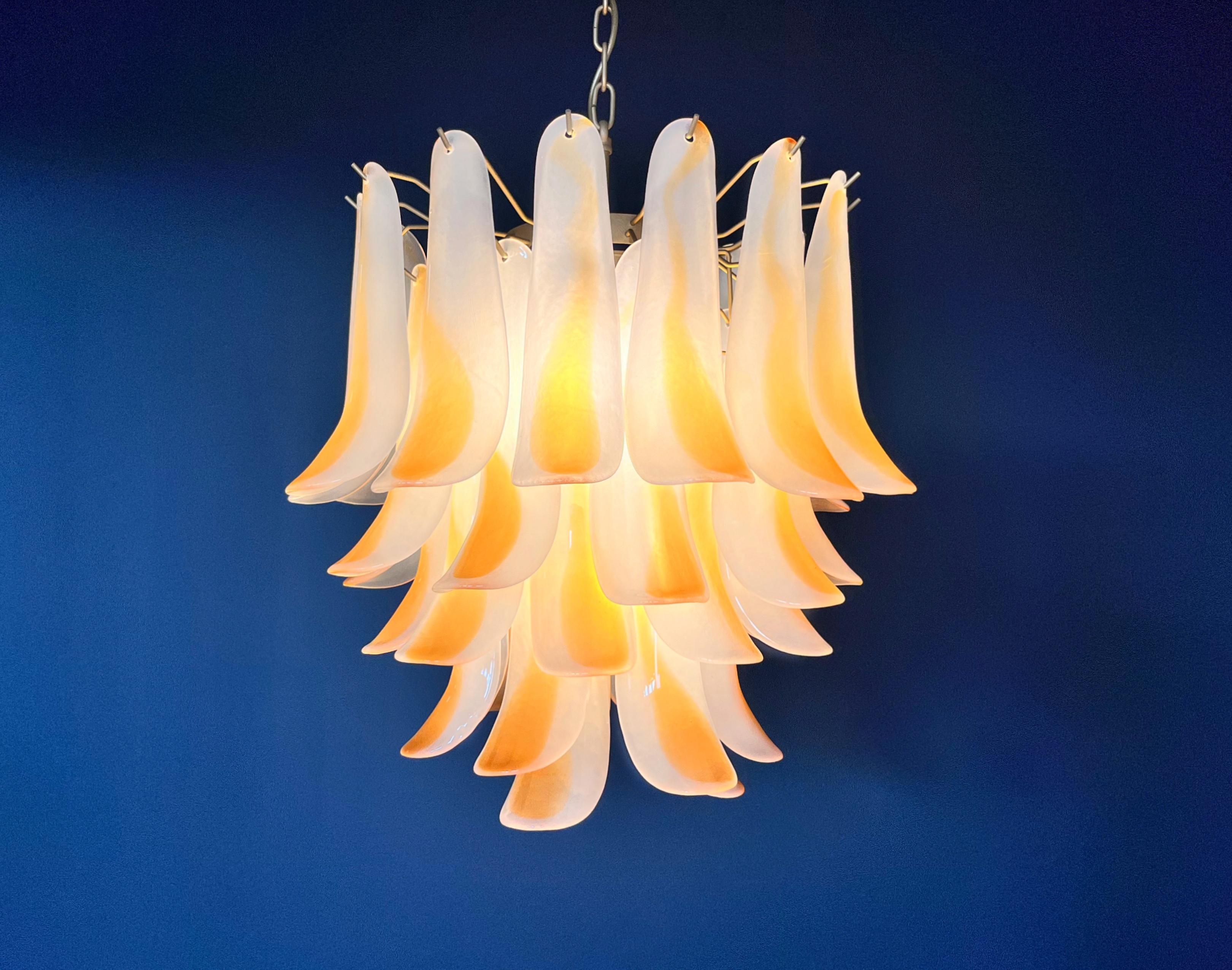 Italian vintage Murano chandelier - 41 acid-etched amber glass petals en vente 4