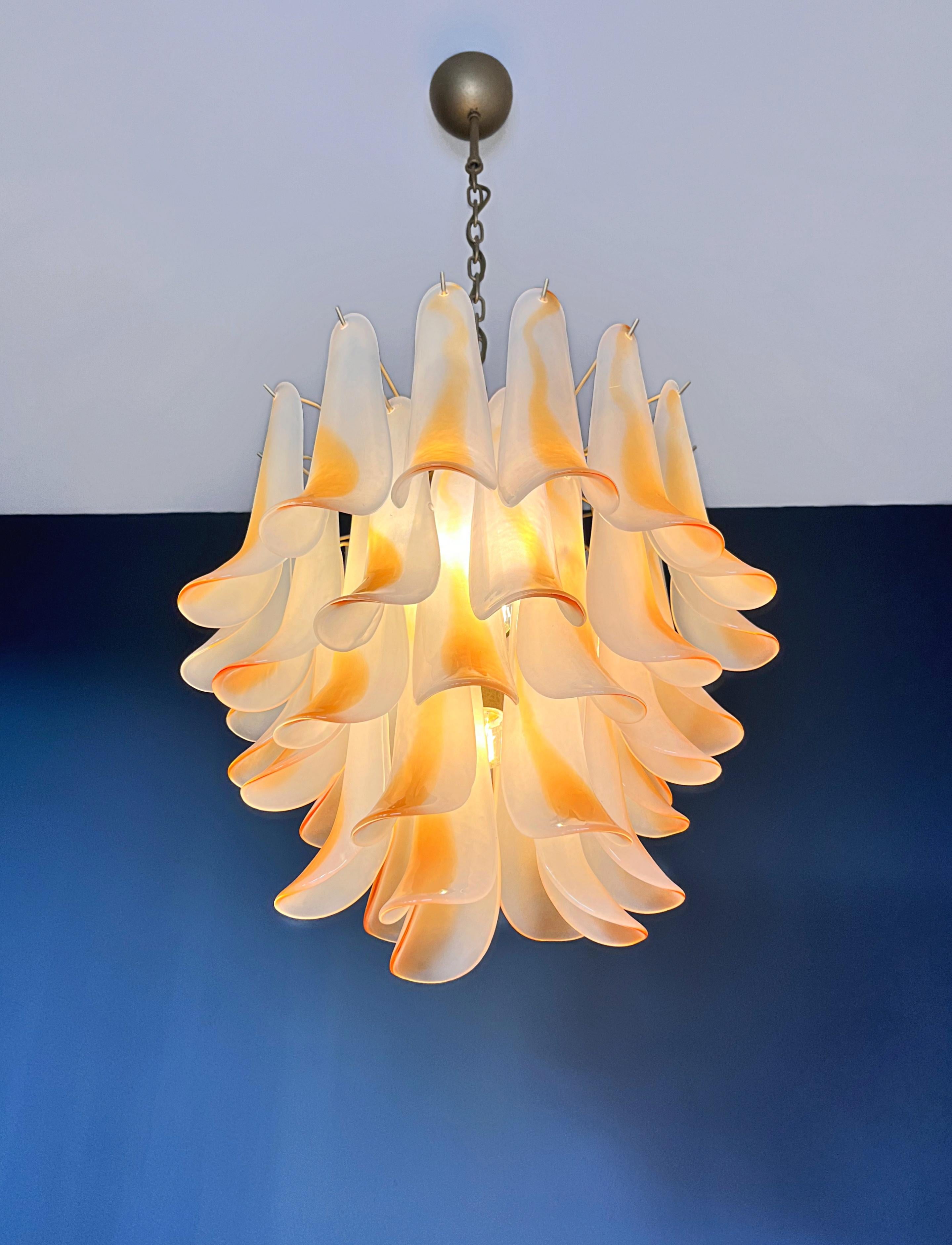Italian vintage Murano chandelier - 41 acid-etched amber glass petals en vente 5