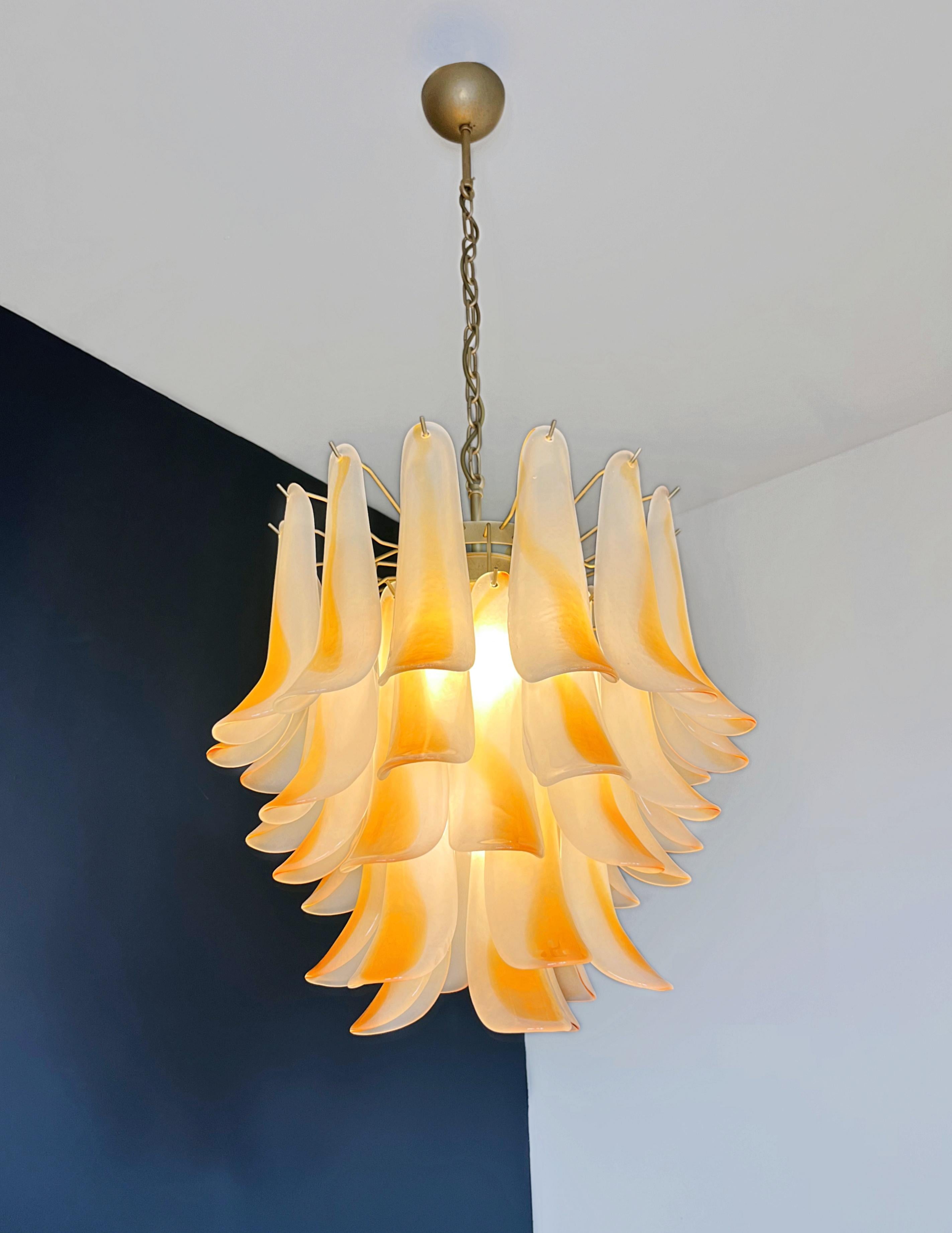 Italian vintage Murano chandelier - 41 acid-etched amber glass petals en vente 7