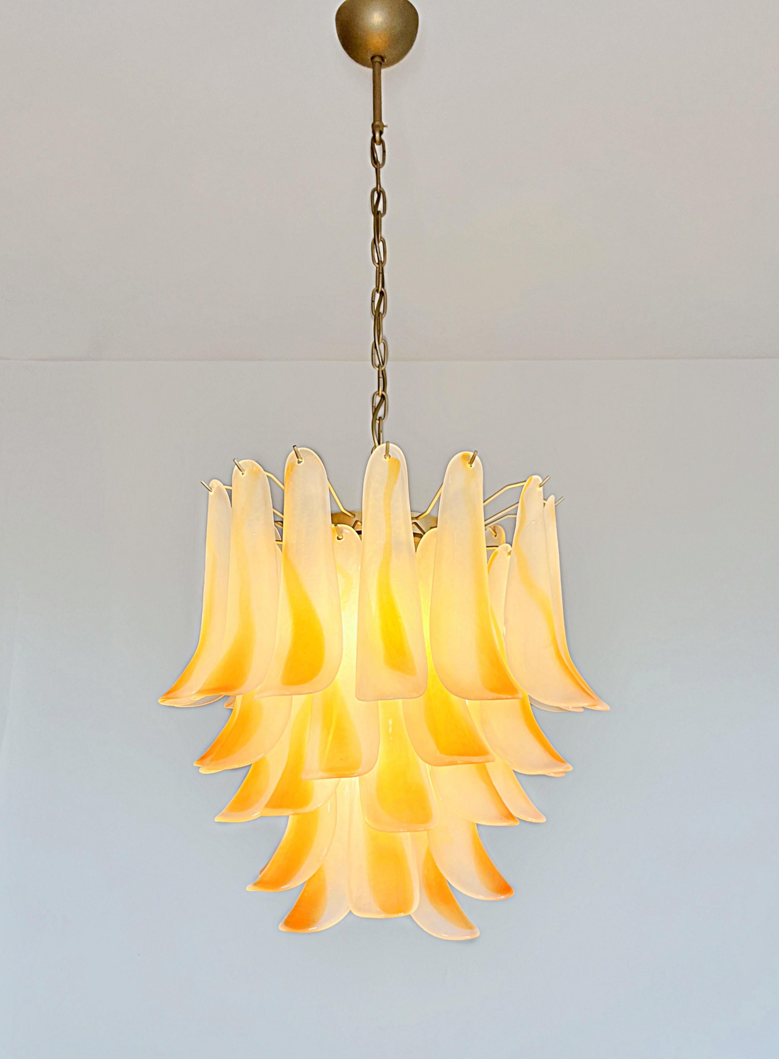 Italian vintage Murano chandelier - 41 acid-etched amber glass petals en vente 9