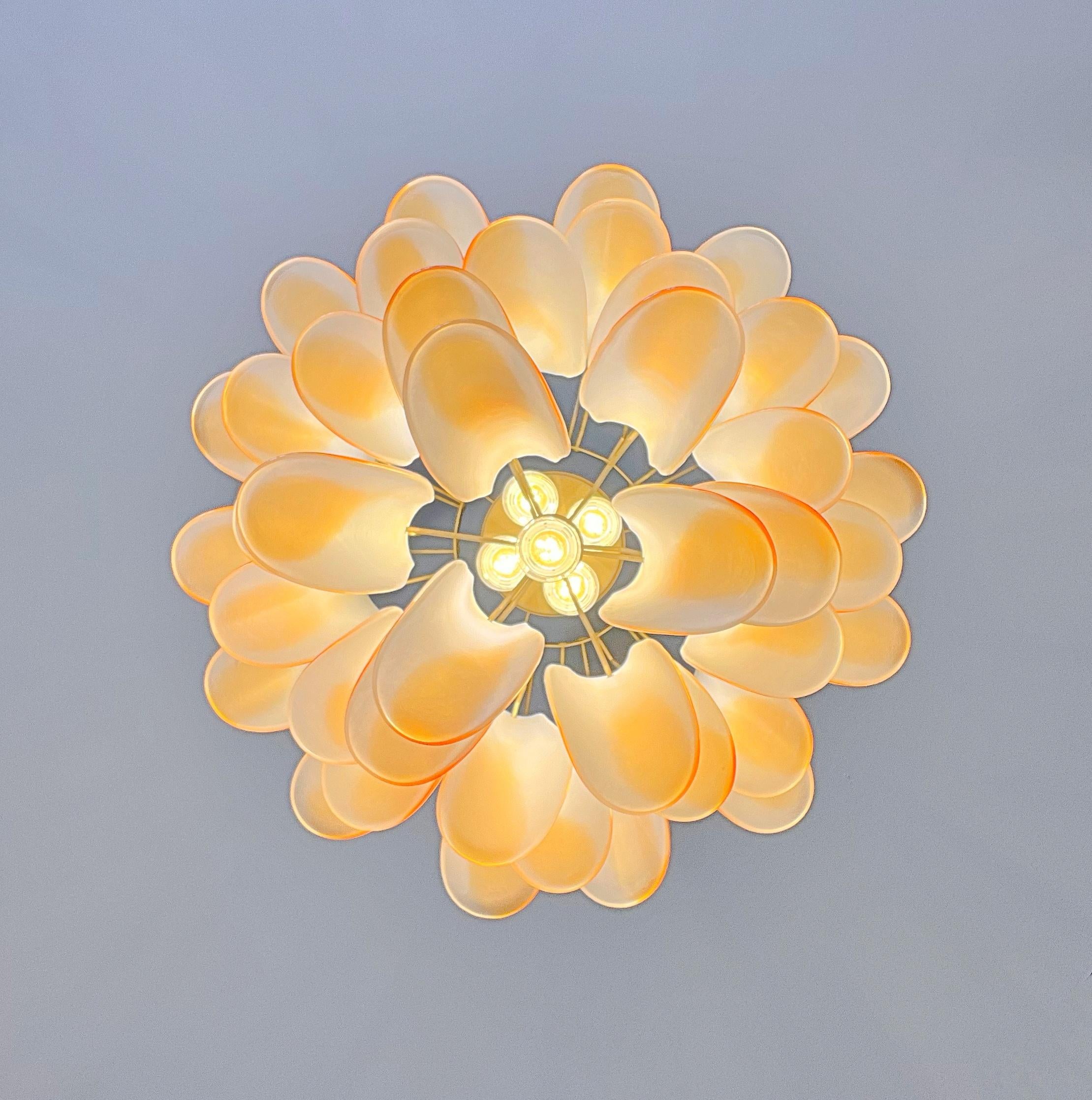 Italian vintage Murano chandelier - 41 acid-etched amber glass petals en vente 11