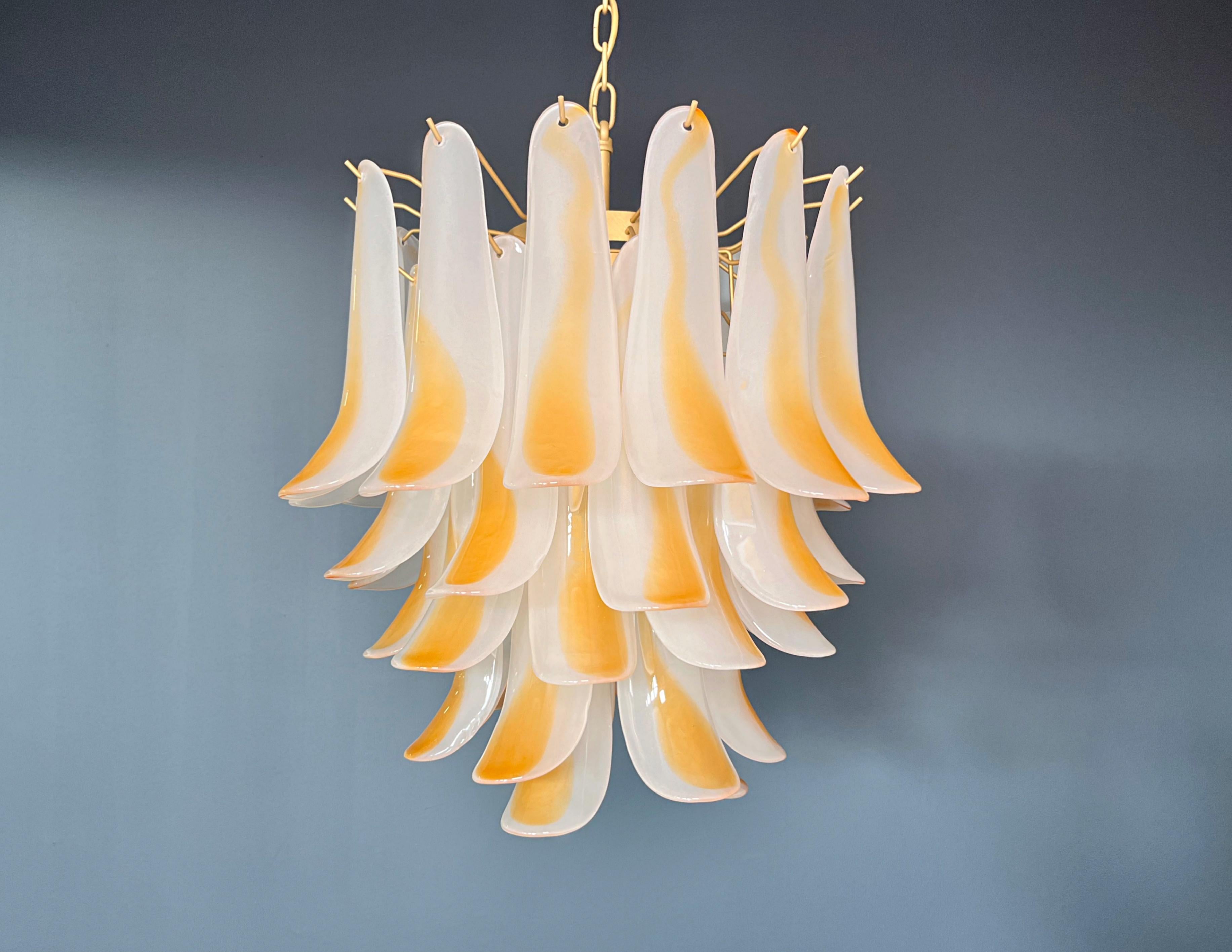 Mid-Century Modern Italian vintage Murano chandelier - 41 acid-etched amber glass petals en vente