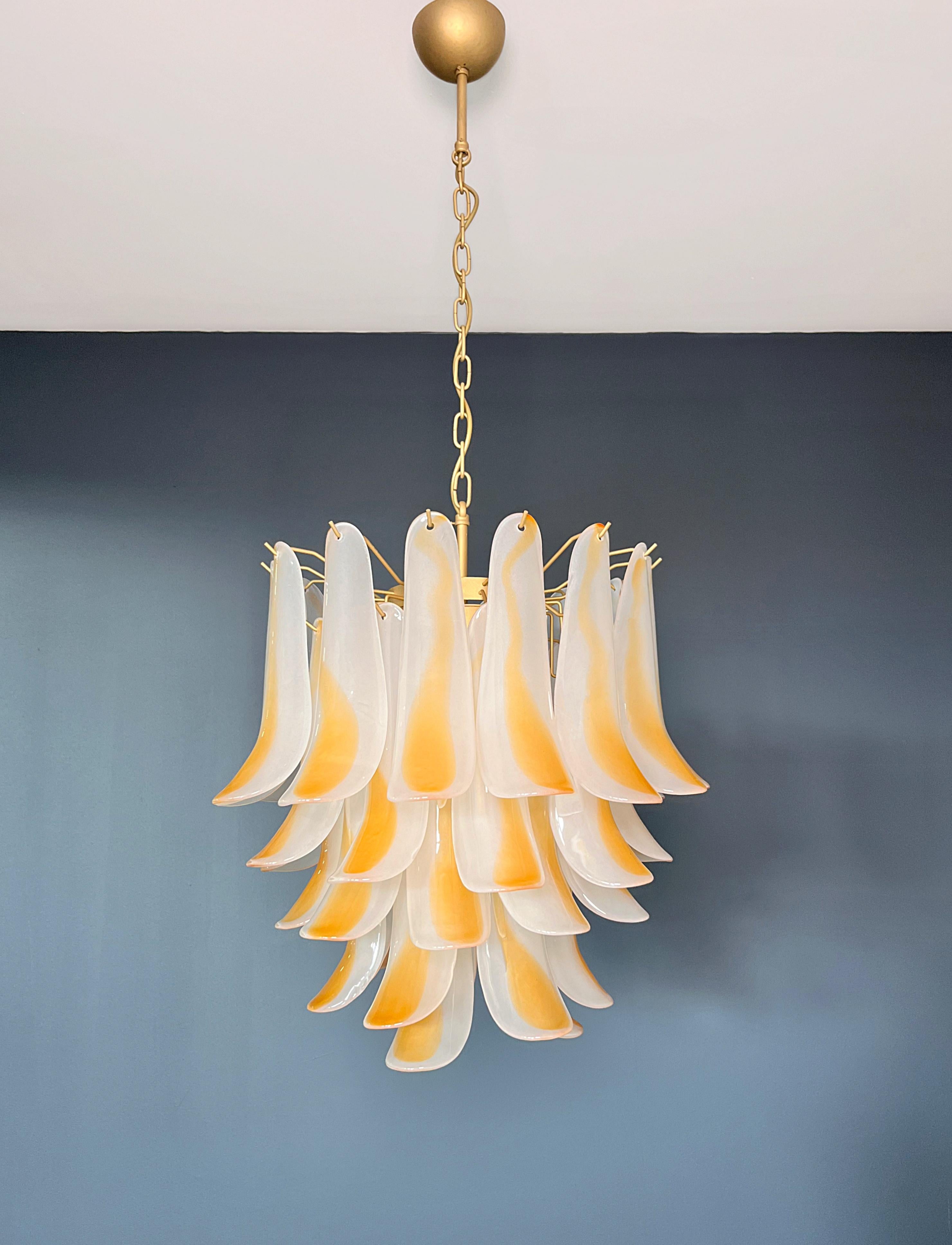 italien Italian vintage Murano chandelier - 41 acid-etched amber glass petals en vente