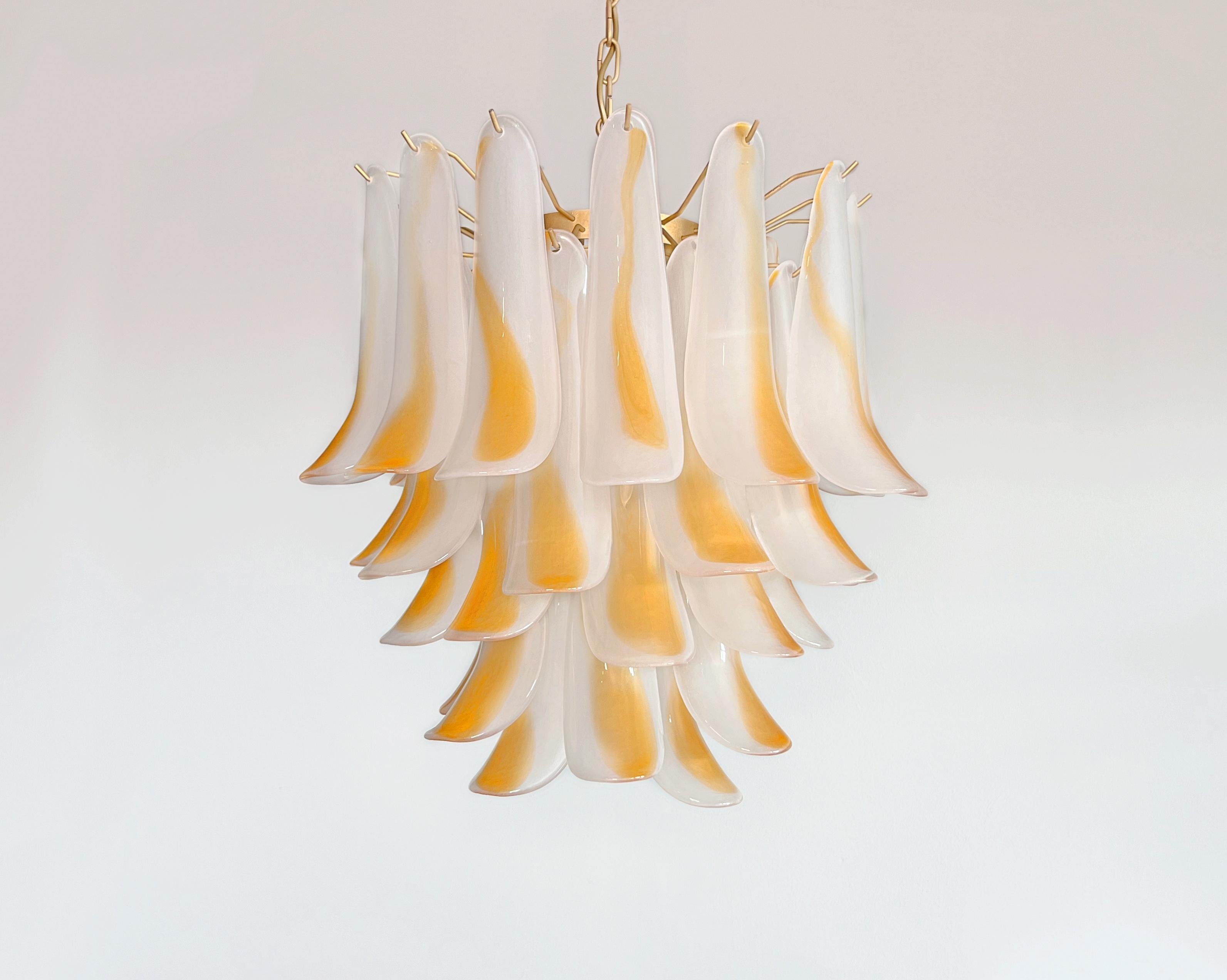 Italian vintage Murano chandelier - 41 acid-etched amber glass petals Bon état - En vente à Gaiarine Frazione Francenigo (TV), IT