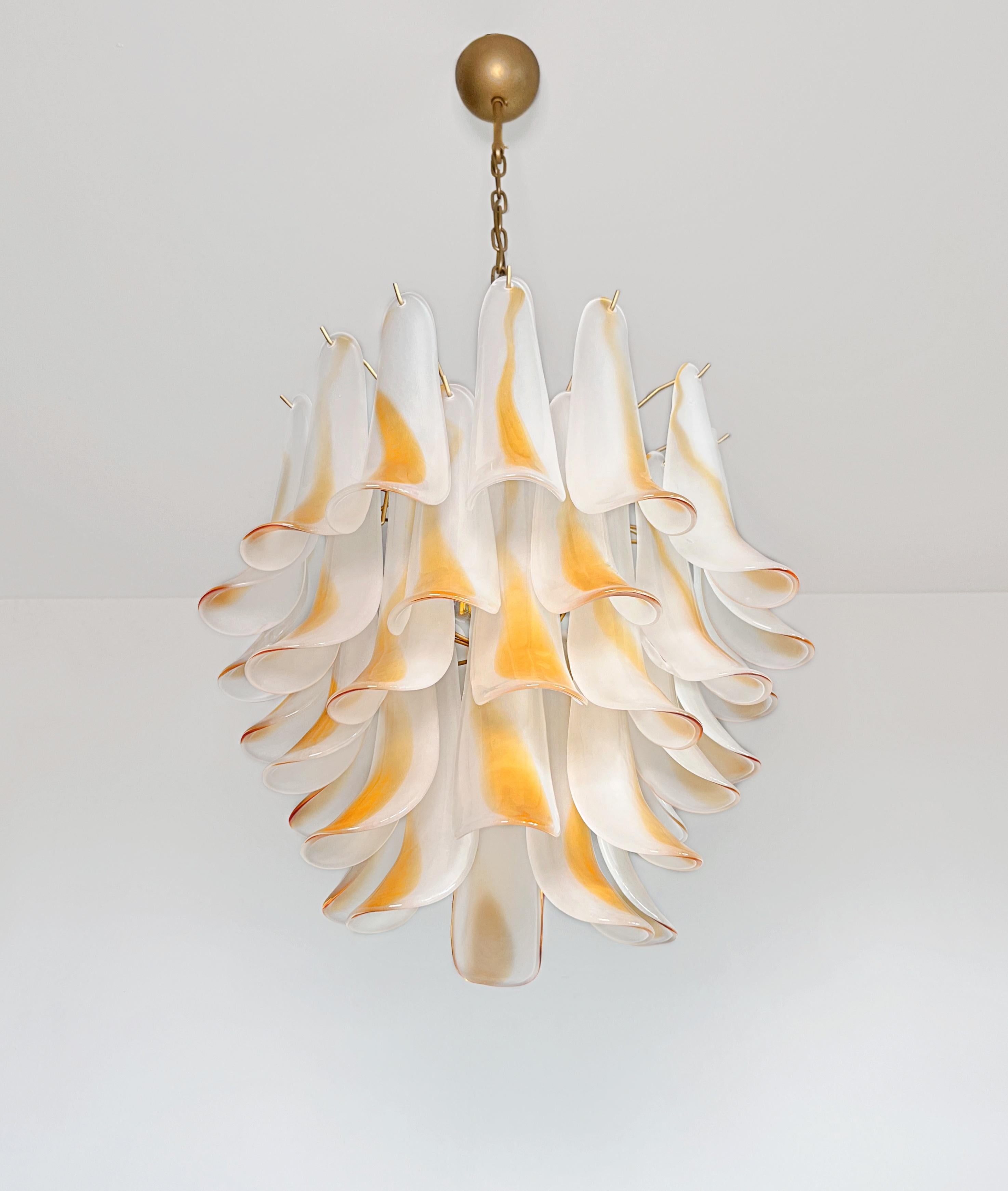 20ième siècle Italian vintage Murano chandelier - 41 acid-etched amber glass petals en vente