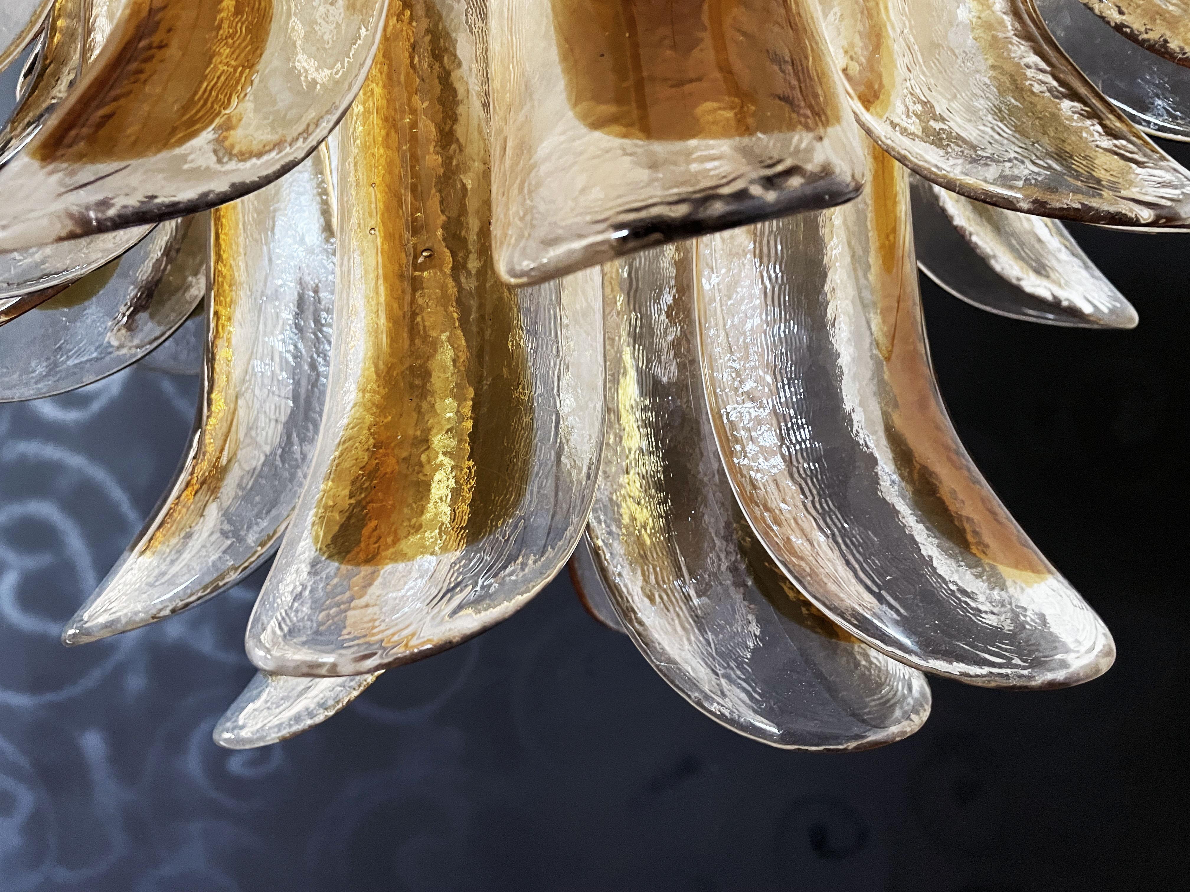 Enorme lampadario vintage italiano di Murano composto da 41 petali di vetro (trasparente e ambra) in una struttura di metallo verniciato oro.
Periodo: fine del XX secolo
Dimensioni: 	46 pollici (117 cm) di altezza con catena; 25,60 pollici (65 cm)