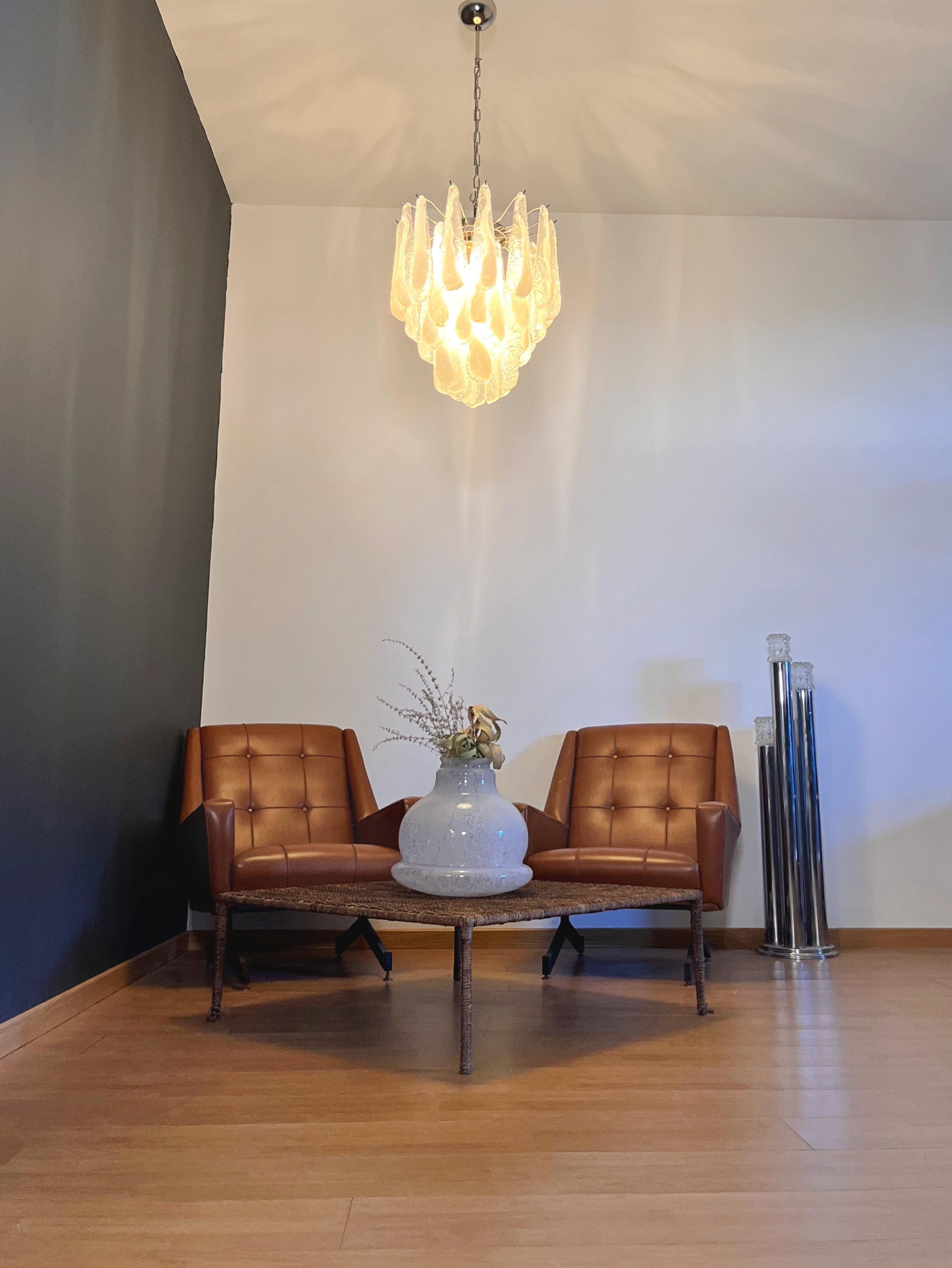 Lampadario Vintage Italian Glass di Murano 41 Petali di lattimo a goccia in vendita 3