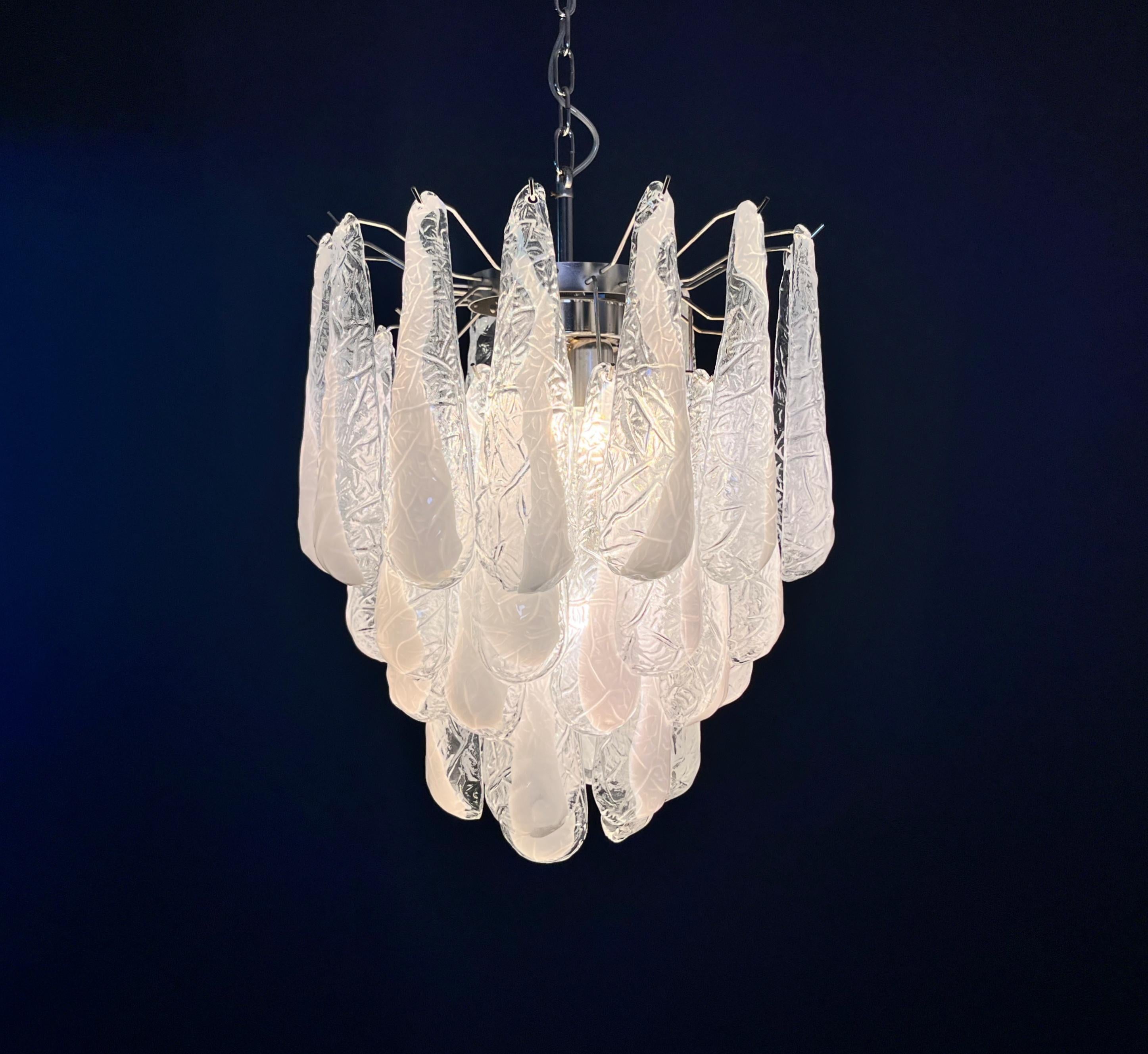 Lampadario Vintage Italian Glass di Murano 41 Petali di lattimo a goccia in vendita 4