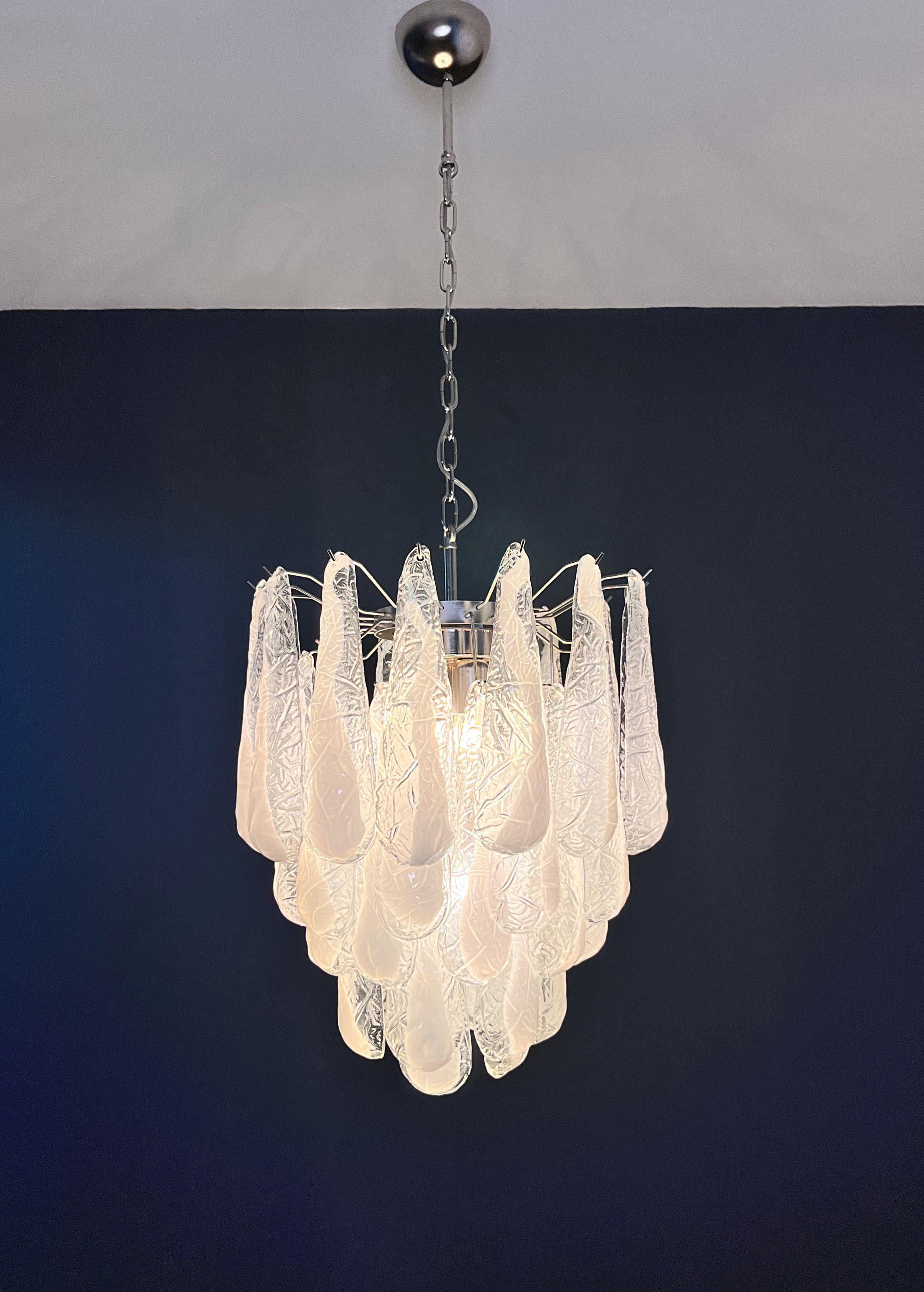 Lampadario Vintage Italian Glass di Murano 41 Petali di lattimo a goccia in vendita 5