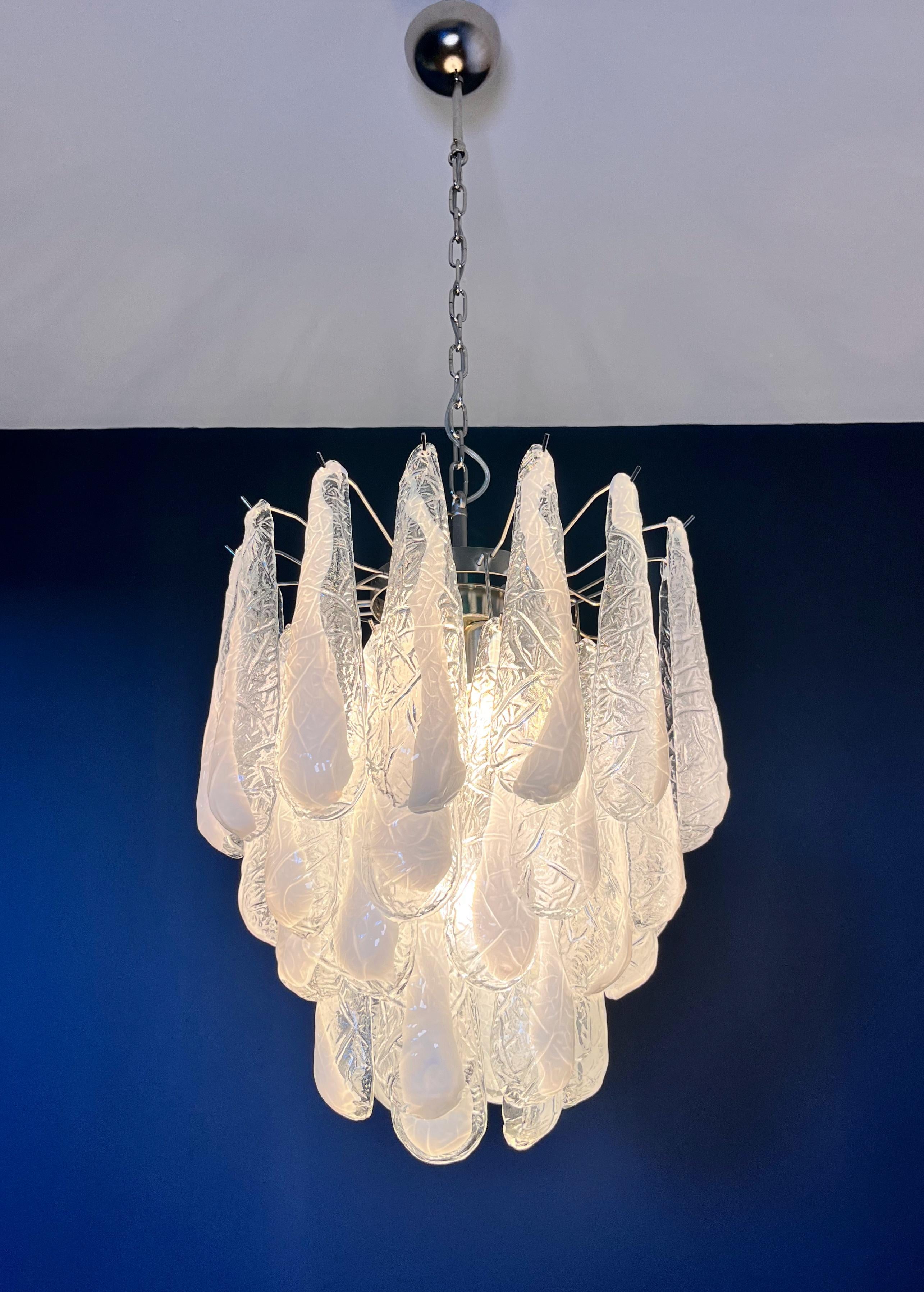 Lampadario Vintage Italian Glass di Murano 41 Petali di lattimo a goccia in vendita 6