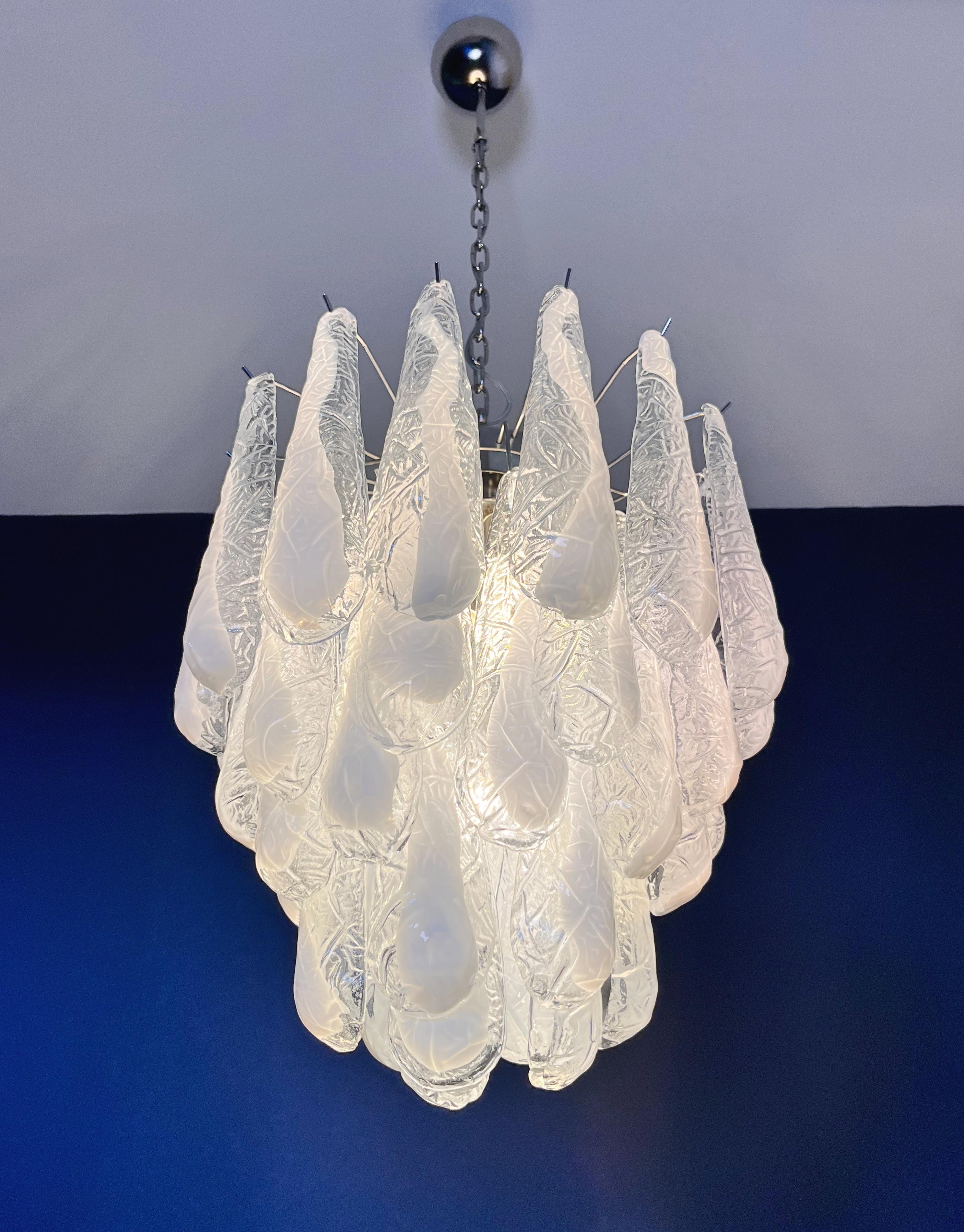 Lampadario Vintage Italian Glass di Murano 41 Petali di lattimo a goccia in vendita 7