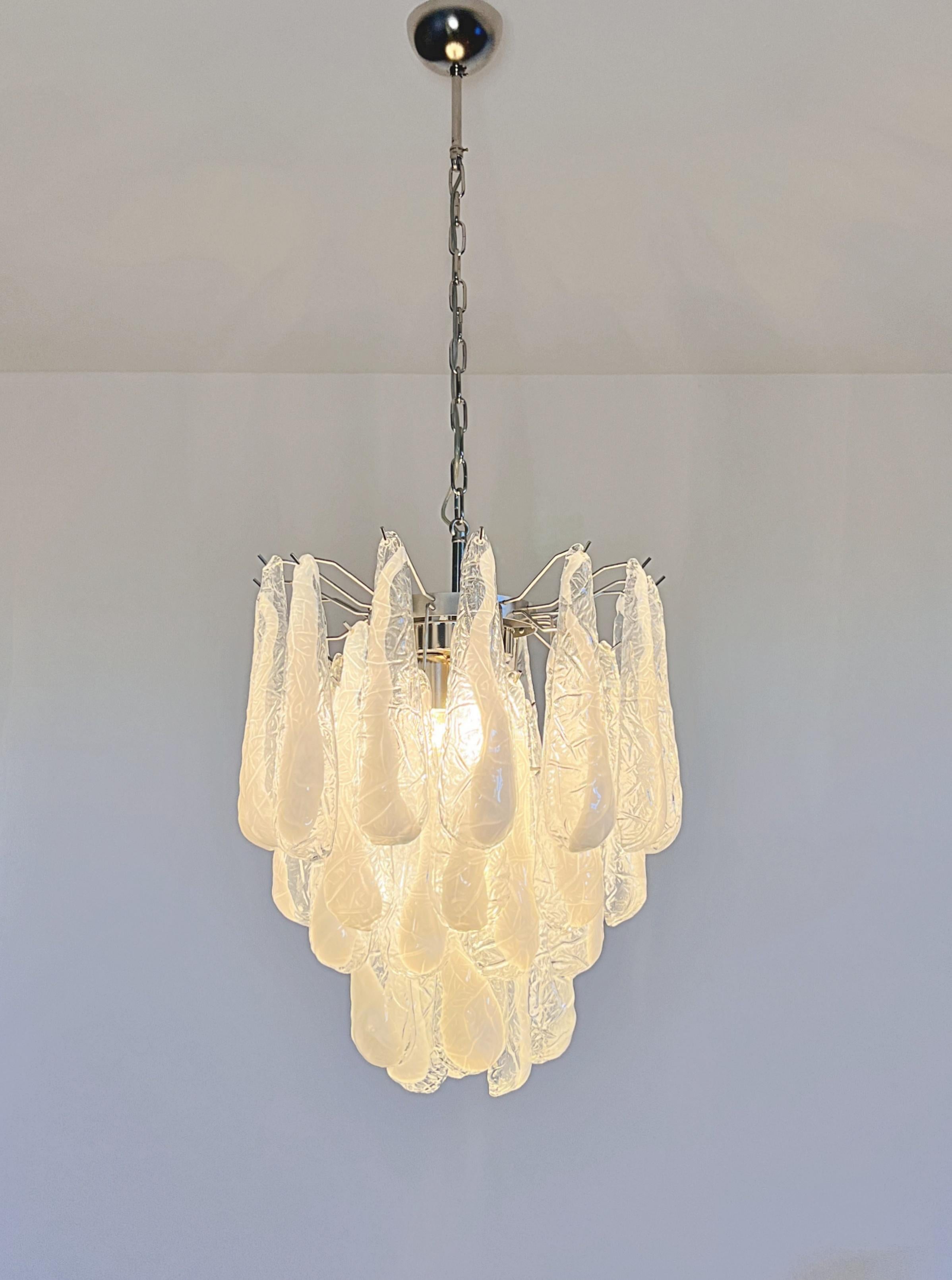 Lampadario Vintage Italian Glass di Murano 41 Petali di lattimo a goccia in vendita 8