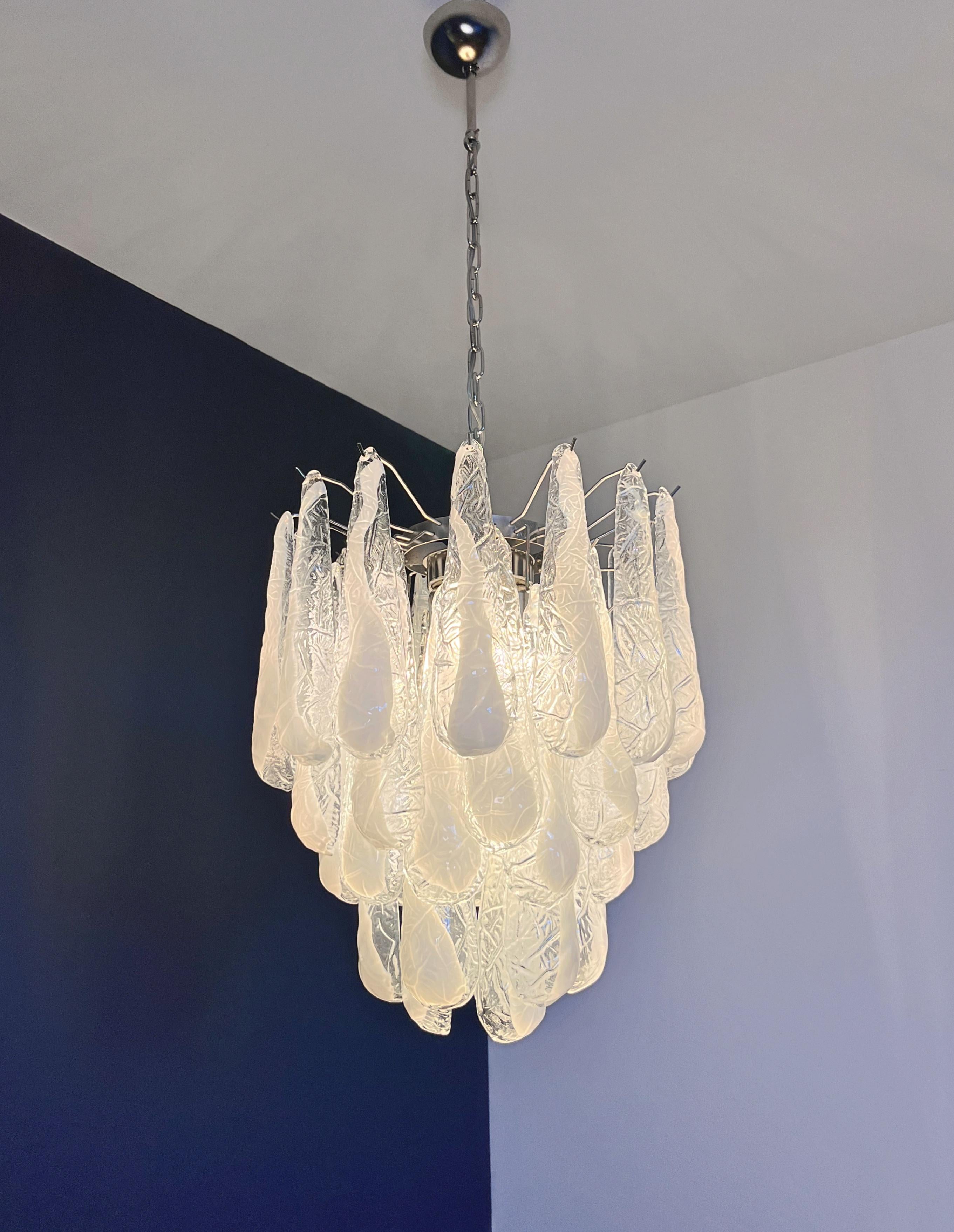 Lampadario Vintage Italian Glass di Murano 41 Petali di lattimo a goccia in vendita 9