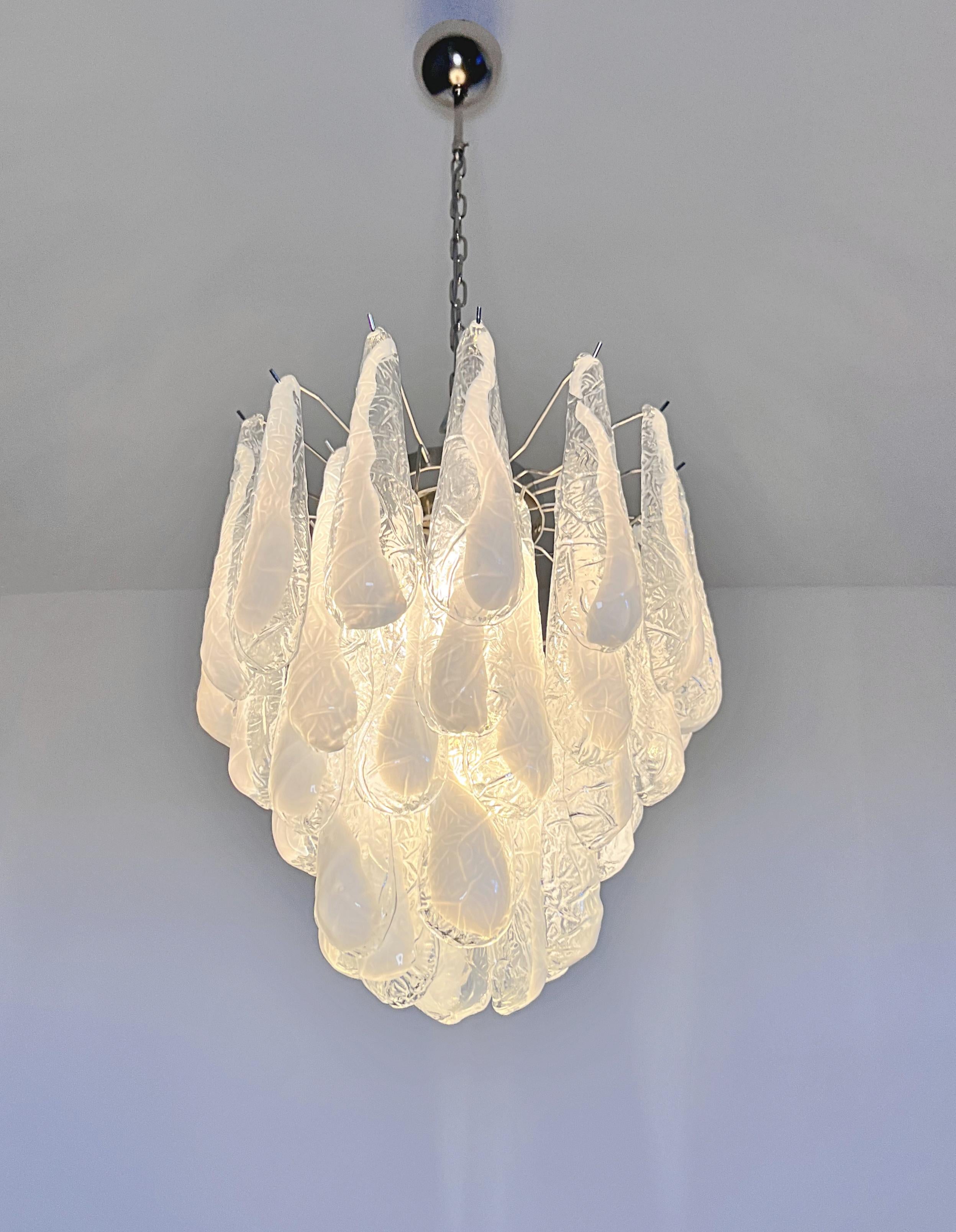 Lampadario Vintage Italian Glass di Murano 41 Petali di lattimo a goccia in vendita 10