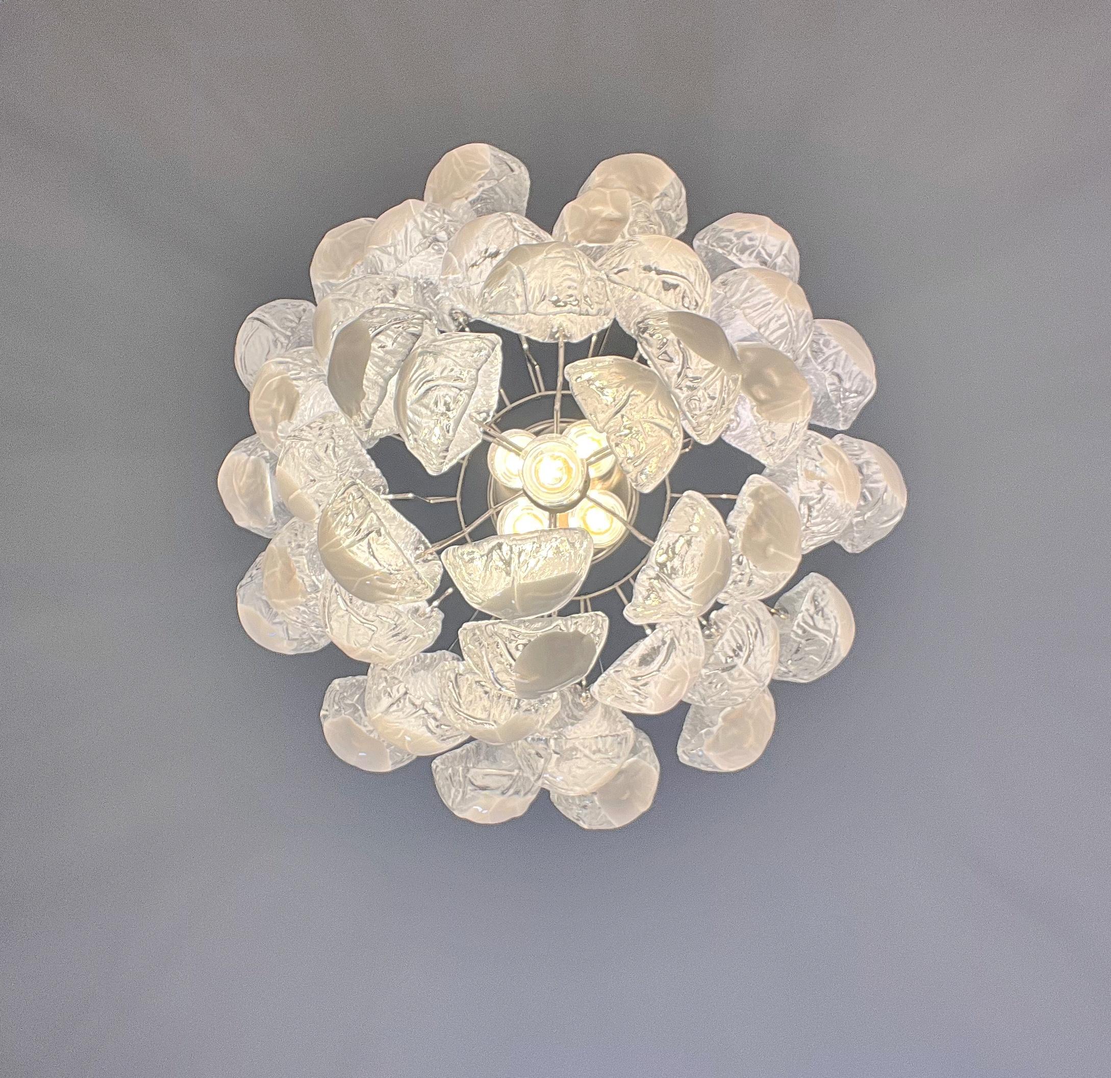 Lampadario Vintage Italian Glass di Murano 41 Petali di lattimo a goccia in vendita 11