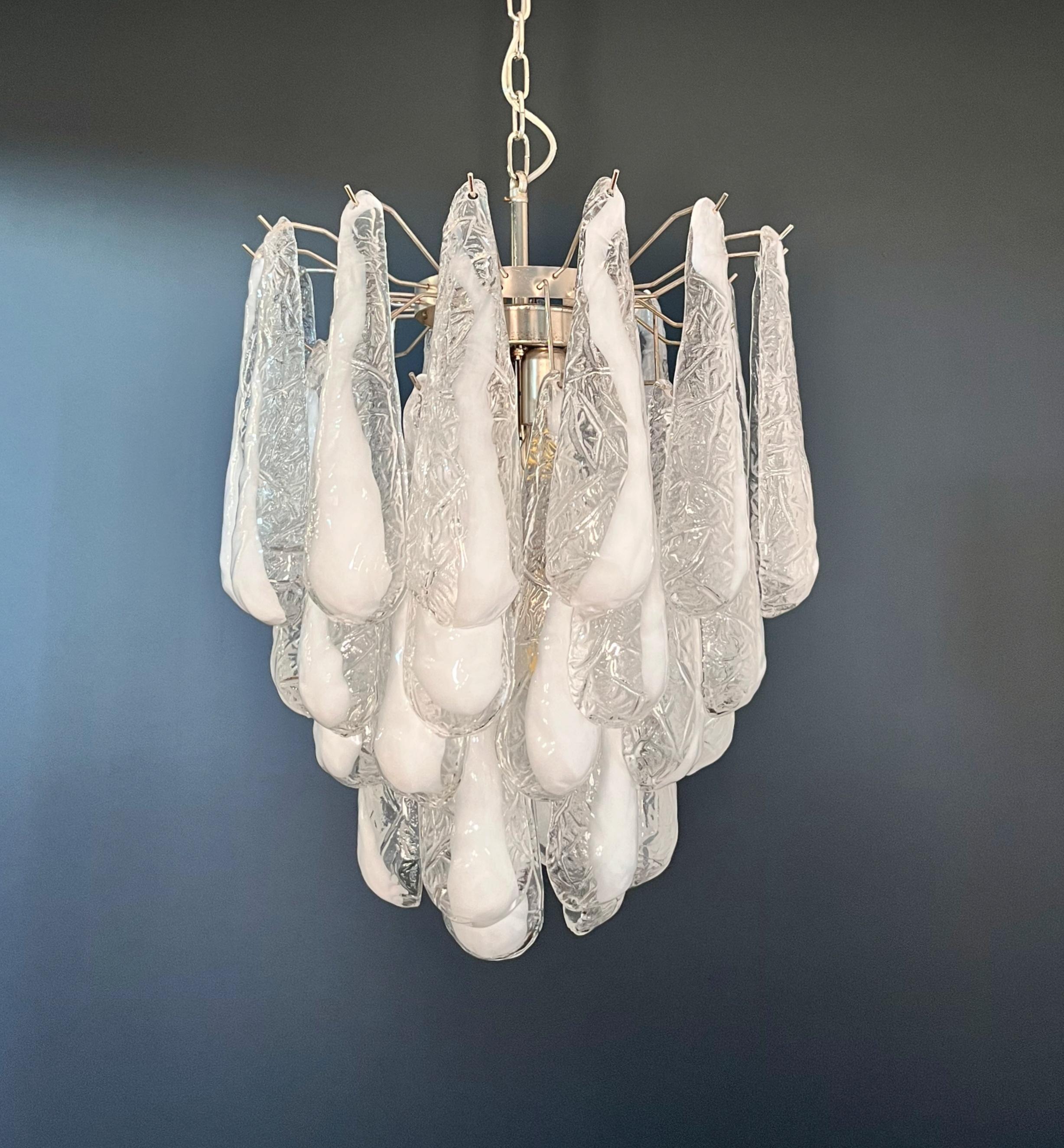 Italiano Lampadario Vintage Italian Glass di Murano 41 Petali di lattimo a goccia in vendita