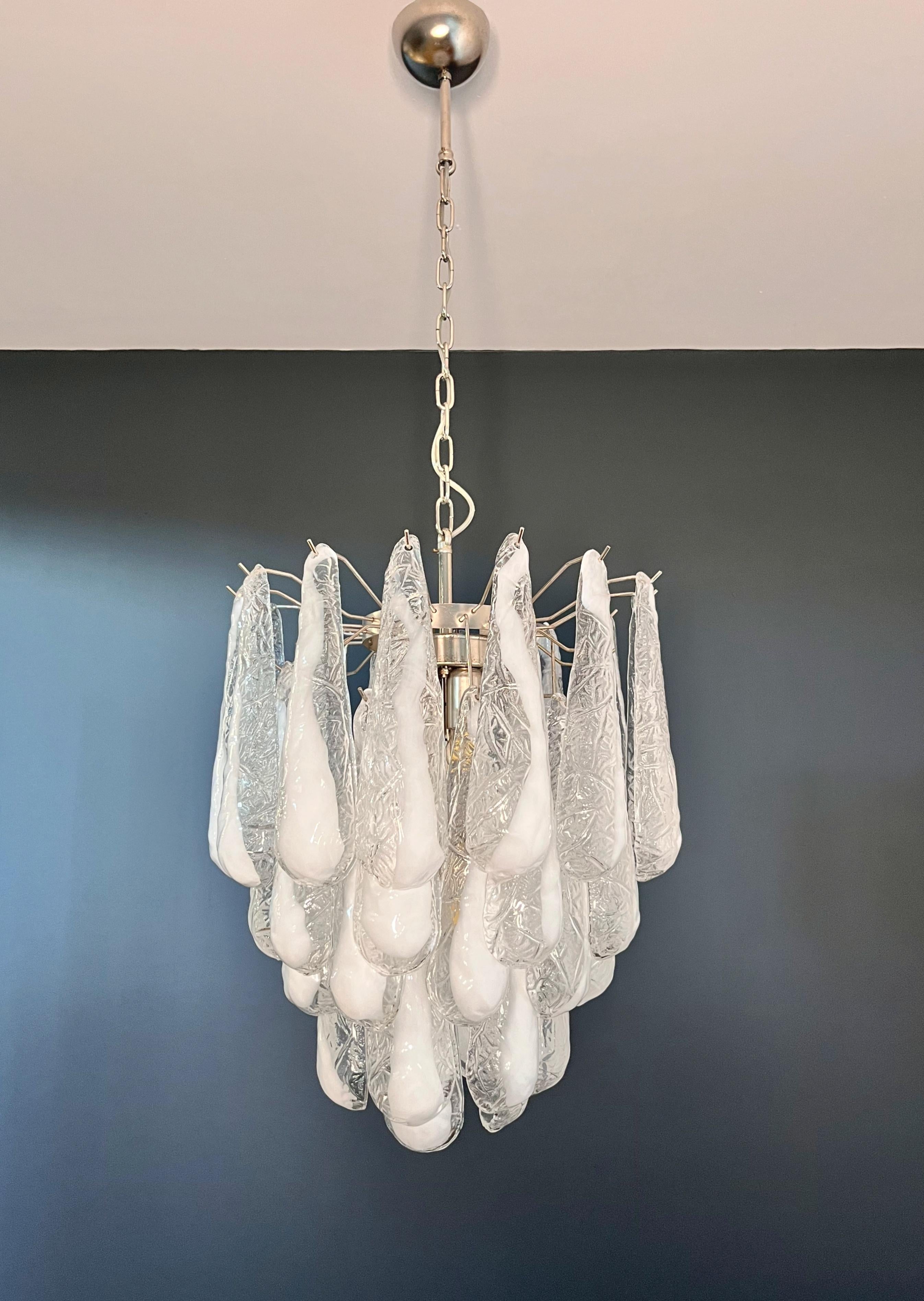 Galvanizzato Lampadario Vintage Italian Glass di Murano 41 Petali di lattimo a goccia in vendita