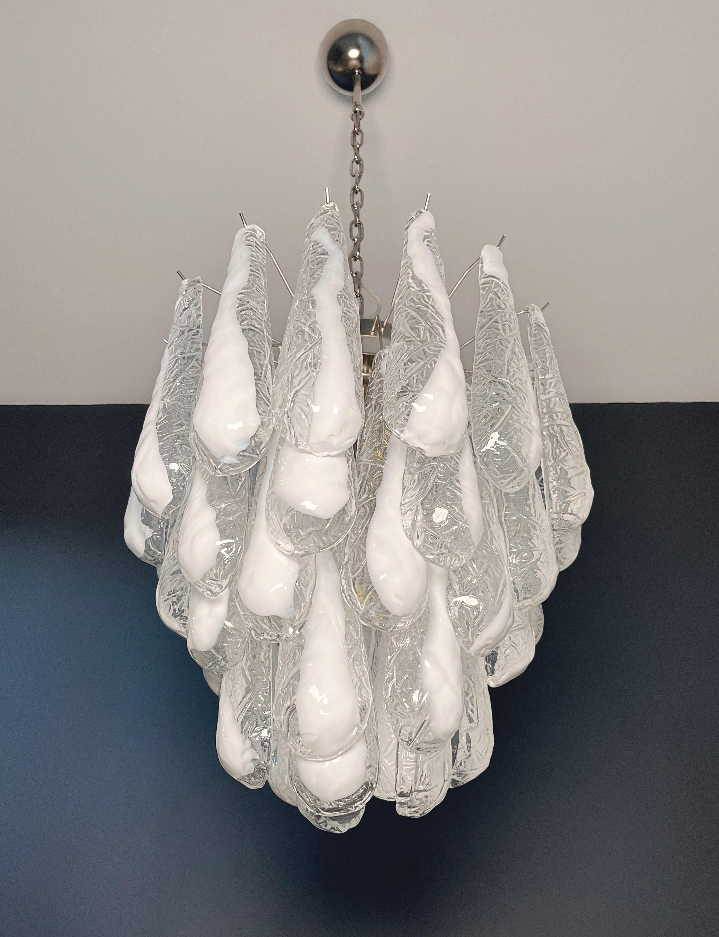 Lampadario Vintage Italian Glass di Murano 41 Petali di lattimo a goccia In condizioni buone in vendita a Gaiarine Frazione Francenigo (TV), IT