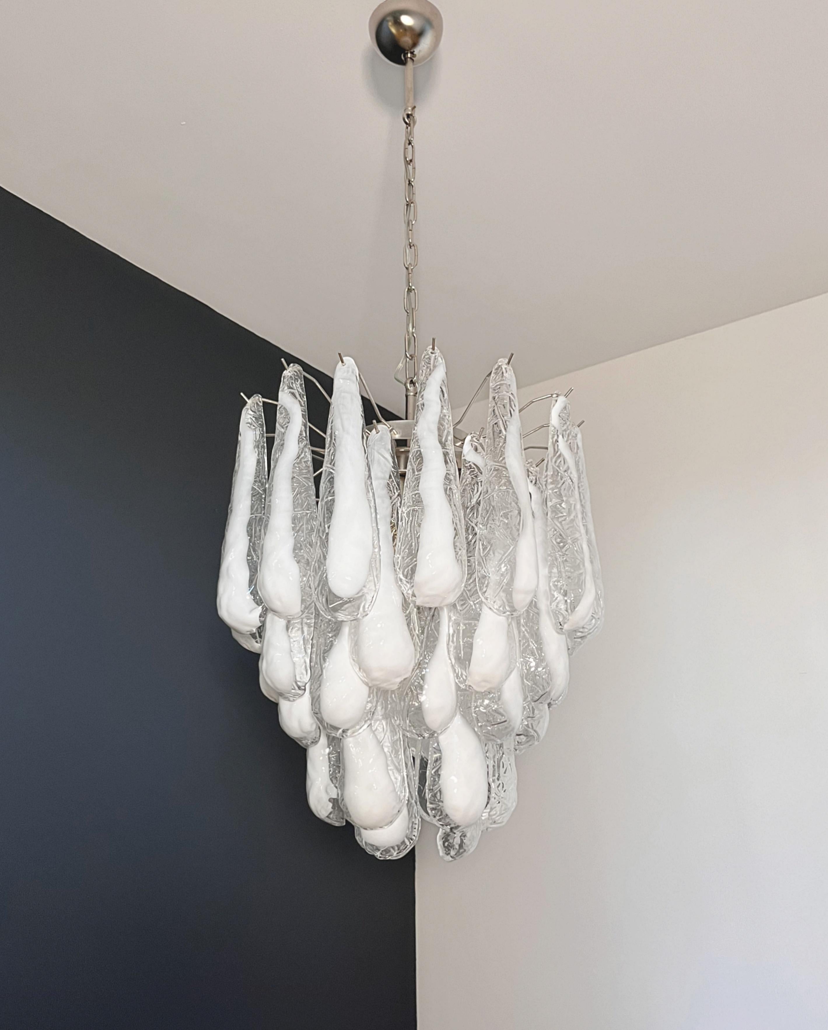 XX secolo Lampadario Vintage Italian Glass di Murano 41 Petali di lattimo a goccia in vendita