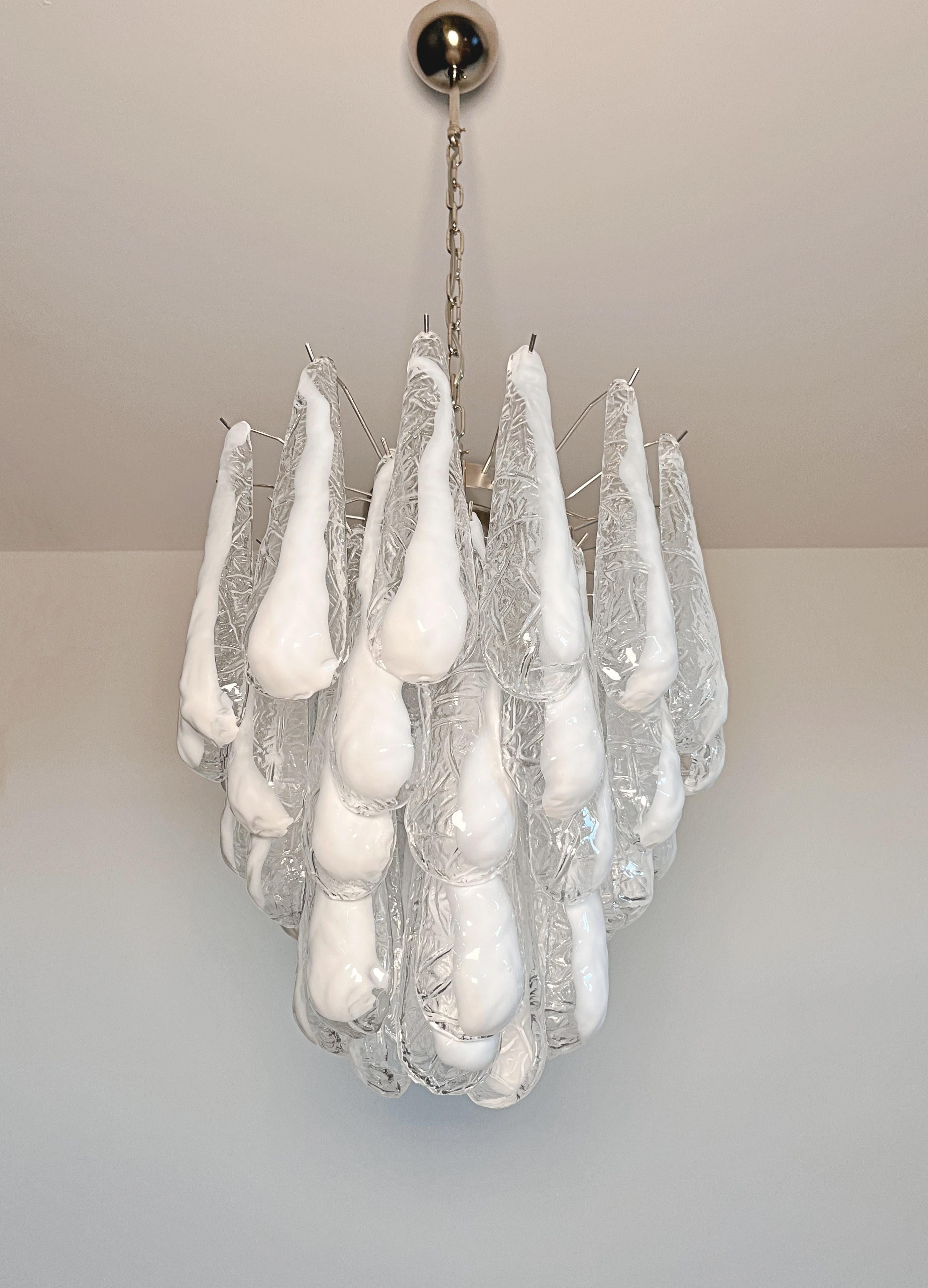 Vetro artistico Lampadario Vintage Italian Glass di Murano 41 Petali di lattimo a goccia in vendita