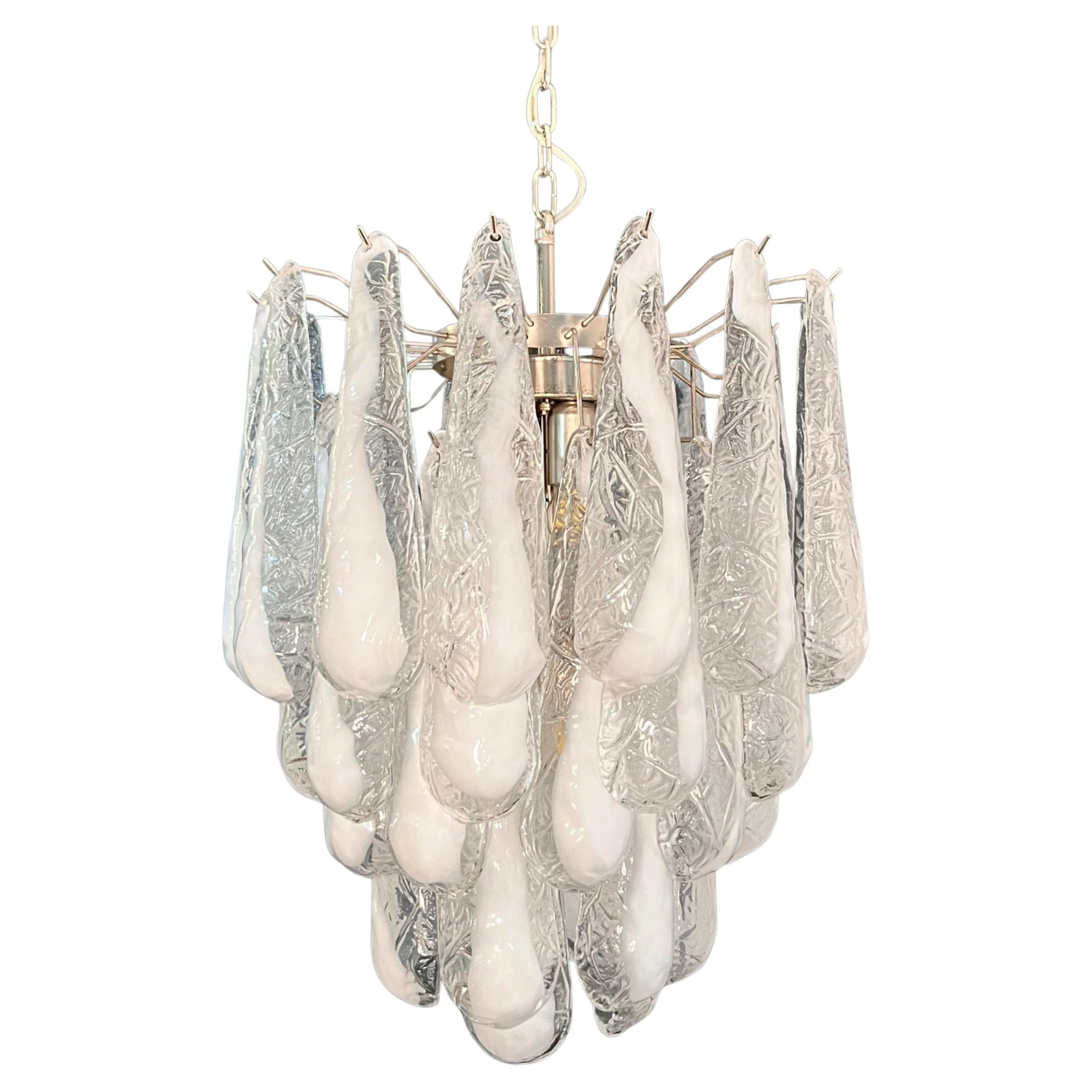Lampadario Vintage Italian Glass di Murano 41 Petali di lattimo a goccia